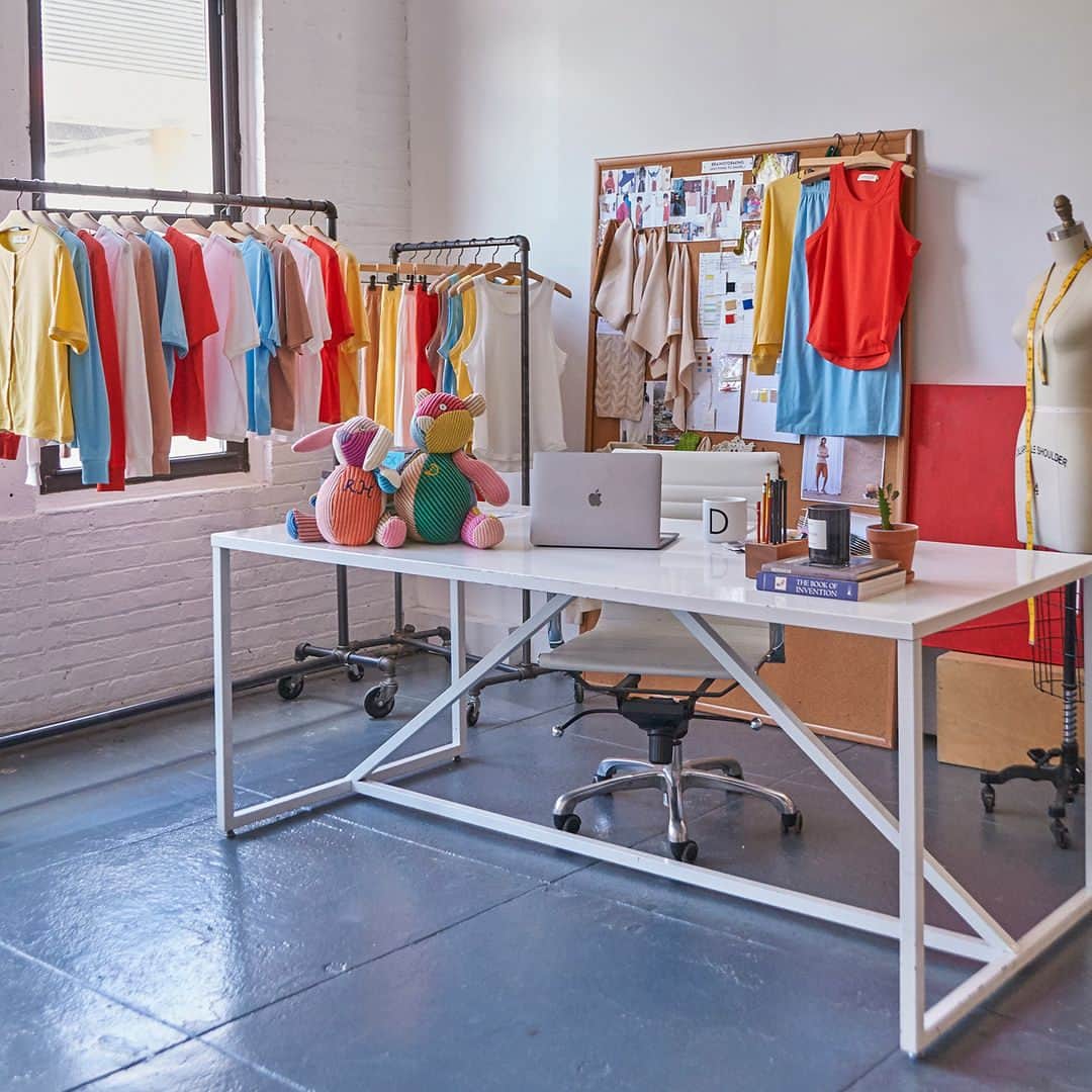 デミリーのインスタグラム：「Shop our newest Spring Capsule Collection, a playful take on warm-weather dressing.」