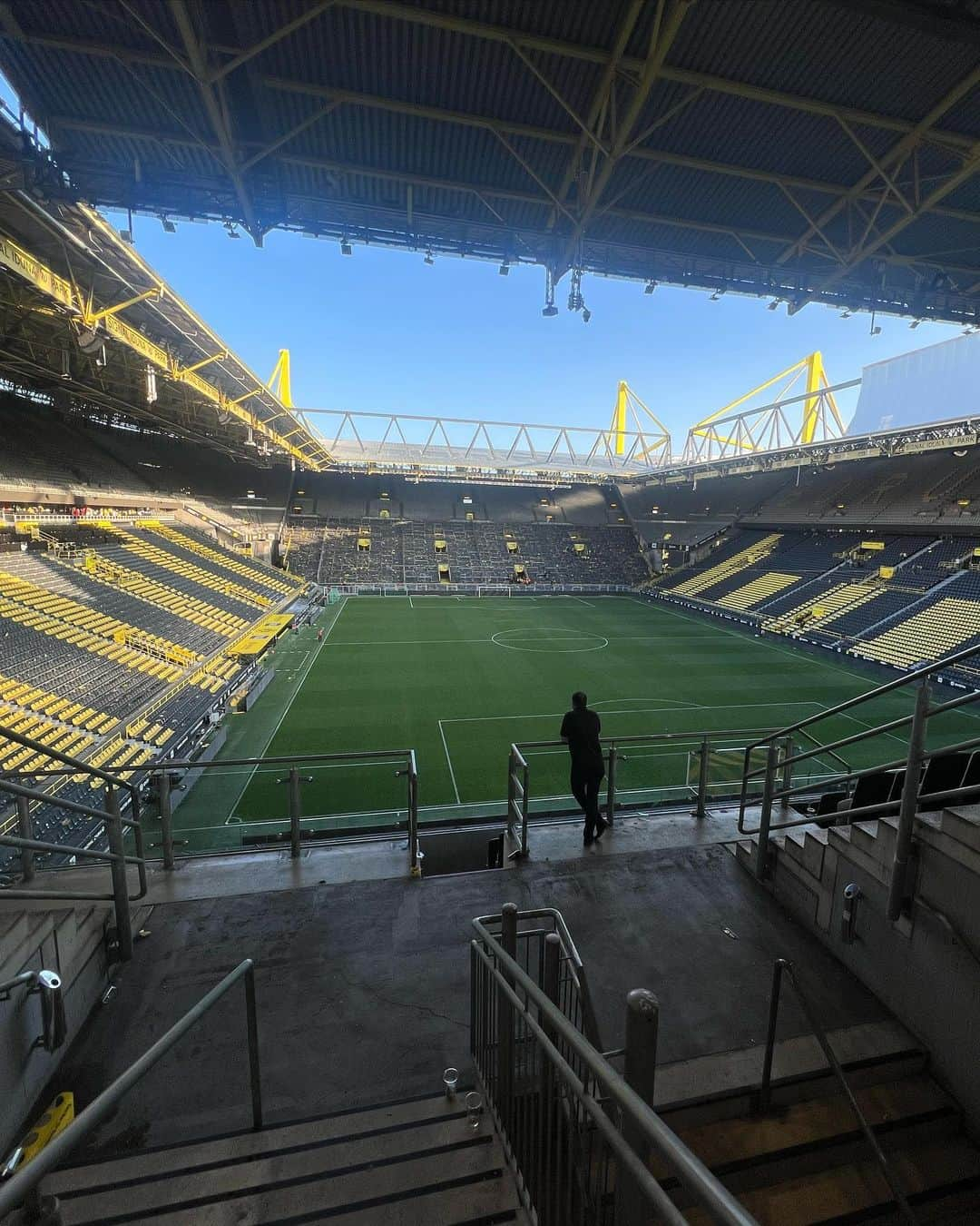 ローマン・ヴァイデンフェラーのインスタグラム：「Heute noch geschockt und leer… 🖤💛#bvb #titelrennen #meisterschaft #bundesliga @bvb09 @blackyellow」