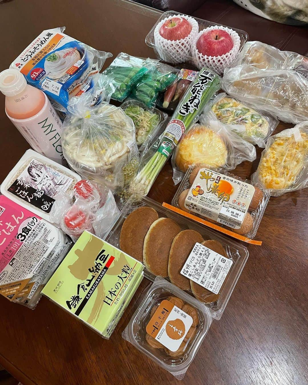 飯島直子さんのインスタグラム写真 - (飯島直子Instagram)「こんばんは^ - ^♪  今日はいい天気でした ボサっと過ごしてましたよ^ - ^  昨夜の姉からのパンですが 5斤だそうです 3枚は冷凍したそうです 行動がいちいち謎ですね＾＾  26.27日のへんじすこし＾＾  愛香28才おめでとう♪  ゆみ！54才おめでとう♪  46才誕生日おめでとう！ 家族元気が一番だね♪  54才おめでとう♪  50代突入！！ガンバレ！  3年ぶりに両親と食事♪ また早く会えるといいね^ - ^  食塩水50cc注入完了！ キレイなお胸になるといいね♪  試験最後の追い込み！ 頑張れだす！だす！  茨城へ引っ越し…荷解き頑張ってね^ ^  風太♪  三重県のVison♪  夢乃歌WBCインターナショナルミニマム級チャンピオン！ おめでとう！  やえ♪  息子プール♪がんばったね♪ プール話しおもしろい^ ^  直子母！行ってらっしゃい！！  胃大腸カメラ検査頑張ってね！ マズイ下剤はストローで飲むといいよ^ - ^  昼ビールは最高だね♪  洗濯、毎日するわけありません  愛犬は来客喜びます  姉はＡ型です。たぶん新種のＡだとおもいます  日曜の昼下がり、  わたしごとですが 100年ぶりに風邪をひいて しまい食糧難にいたところ  友人の網浜あみちゃんが たくさんの差し入れを持って きてくれました(*´-`)  その後に遠方からきていた友人も会いにきてくれました  感謝感謝でした(*´ー｀*)  すっかり元気になりましたよ  みんなも体調に気をつけてね  明日は月曜日！  ほどほどにやろうね(´∀｀*)  おやすみなさい╰(*´︶`*)╯♡  また明日♡♡」5月28日 22時13分 - naoko_iijima_705_official