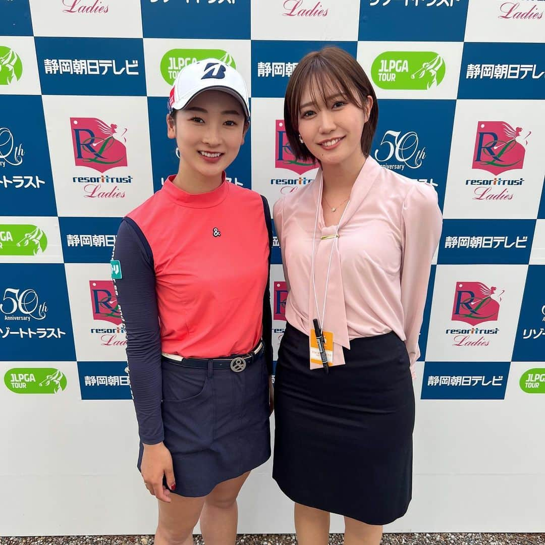 藤澤響花のインスタグラム：「JLPGAツアー第13戦【リゾートトラストレディス2023】  出身地である静岡県のグランディ浜名湖ゴルフクラブで行われた今大会に、プロアマ戦を含めた5日間お仕事させて頂きました！  活気に溢れ素晴らしい大会で、 最高の5日間でした☀️ テレビ中継では感じられない臨場感を目の前で味わう事ができてわくわくしました！  松田鈴英選手 透き通る肌と超絶小顔に見惚れていたけど まさかの同い年で、すごく嬉しかった🥰 暑い中お疲れ様でした！  そして会場で声をかけて下さった方々、 ありがとうございました！すごく嬉しかったです😊  #リゾートトラストレディス#リゾートトラスト#エクシブ#グランドエクシブ浜名湖#jlpga #女子プロ#女子プロゴルファー#トーナメント#ゴルフ#ゴルフ観戦#静岡ゴルフ#ゴルフ好き#golf#golfstagram#ɪɴsᴛᴀɢᴏᴏᴅ」