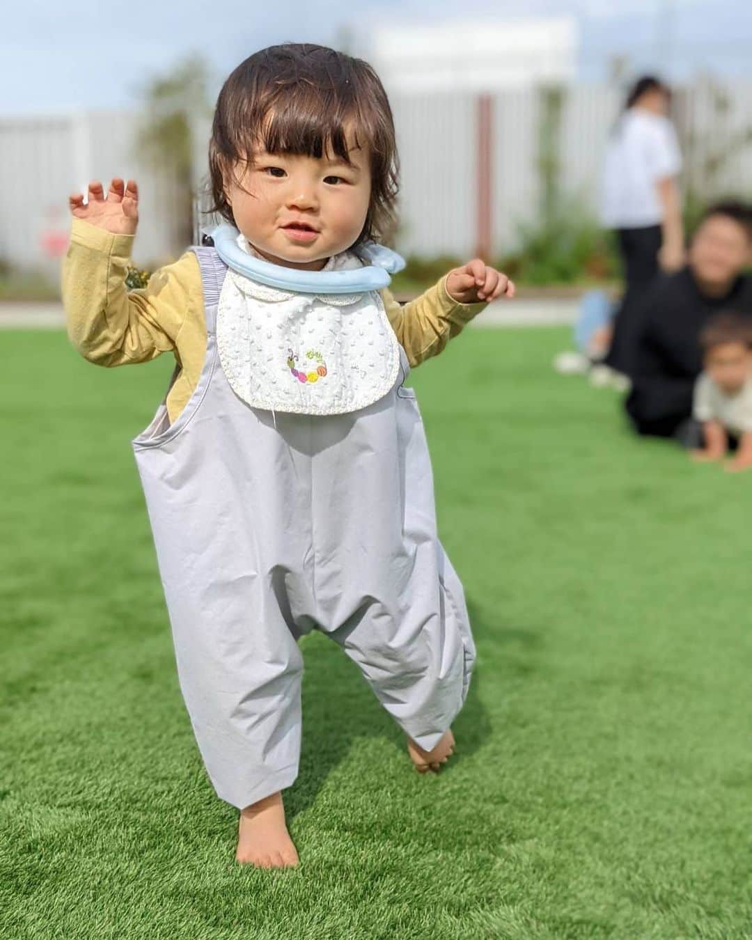 宇都宮まきのインスタグラム：「芝生🌳かけずりまわらしてもらいました🥰🤞 これ家にも敷きたい どこのんやろ🧚‍♀️」