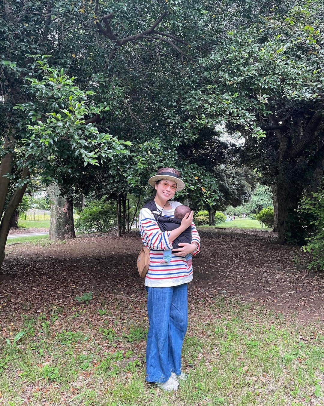 美甘子さんのインスタグラム写真 - (美甘子Instagram)「外気浴。駒沢公園へ。寝っ転がって緑の木々を見て、ゆうピーもはるピーも楽しそうでした☺️  お出かけすると、私も気分が上がるので良きです。  #ゆうピーはるピー　　 #外気浴 #駒沢公園 #双子 #双子ママ #双子のいる生活　 #twinsbaby」5月28日 22時06分 - rekish_mikako