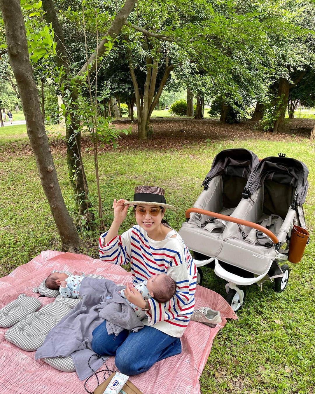 美甘子のインスタグラム：「外気浴。駒沢公園へ。寝っ転がって緑の木々を見て、ゆうピーもはるピーも楽しそうでした☺️  お出かけすると、私も気分が上がるので良きです。  #ゆうピーはるピー　　 #外気浴 #駒沢公園 #双子 #双子ママ #双子のいる生活　 #twinsbaby」