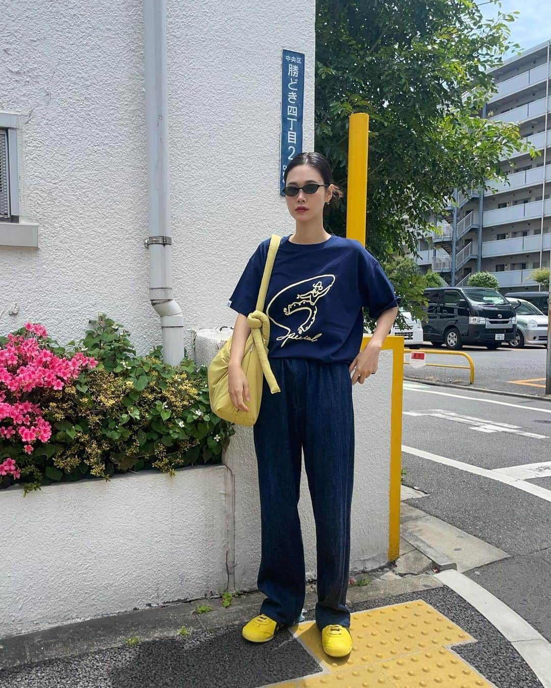 田中シェンさんのインスタグラム写真 - (田中シェンInstagram)「愛は食卓にある✌️  Tops @specialguestkk  Pants @oldfolkhouse  Bag @olend_backpacks  Shoes @onitsukatigerjp  Glasses @ahlem  月曜日が雨の予報のため 日曜日にお店に行ったら想像以上の 混み具合だった...🥯 @tanukiappetizing   #銀座 #ginzatokyo   🍧　@parlor_vinefru  予定にはなかったのですが、 入りたかったお店が行列だったので急遽 こちらへ💁🏻‍♀️❗️#苺とピスタチオエスプーマのかき氷  が想像以上に綺麗でした。普通のiphone12で 撮ってるのに解像度5倍になったの？という 写り具合。味は甘すぎない(嬉しい)そして とにかく氷が軽いっ❗️男性客も多かったです。 飲み物は、暖かいお湯一択で❗️  #日本橋  @sushiiwashiten  #築地寿司岩高崎高島屋店 #勝どき駅 で最初は 海鮮丼を食べようと思ってたのでランチは魚🐟と 決めていました。しかし、日曜日の日本橋はどこも 大行列。絶対並びたくないのでこちらへ💁🏻‍♀️ #日本橋高島屋sc のイートインコーナーに あるこちらの寿司屋さんは、早くて味も美味い‼️ 回転寿司は嫌だけど、格式ばりすぎも嫌という方 にはぴったりです。ガリが美味しい店に間違いはない。  If u want to eat #かき氷 #sharvedice in #ginza  Area, here’s a nice place to go 🧡 @parlor_vinefru 🍧 u can see the real one in my post  Picture #3. They are sooo unreal. Means beautiful  And they do taste good 👍🏻 try it!  #ginzatravel #銀座さんぽ #銀ブラ  #銀座ランチおすすめ #銀座ランチ部  #日本橋ランチ #日本橋さんぽ  #onitsukatigershoes #yellowshoes  #oldfolkhouse #ahlemglasses #specialguestkk  #ストリートシック #ストリート系女子 #紫陽花の季節 #あじさいの花 #シティガール   #일본여행🇯🇵 램그램 #日本旅遊達人」5月29日 19時50分 - shen_tanaka