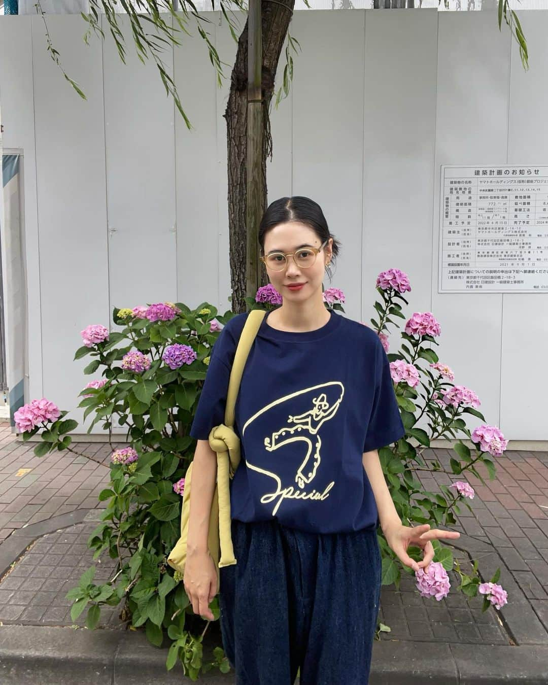 田中シェンさんのインスタグラム写真 - (田中シェンInstagram)「愛は食卓にある✌️  Tops @specialguestkk  Pants @oldfolkhouse  Bag @olend_backpacks  Shoes @onitsukatigerjp  Glasses @ahlem  月曜日が雨の予報のため 日曜日にお店に行ったら想像以上の 混み具合だった...🥯 @tanukiappetizing   #銀座 #ginzatokyo   🍧　@parlor_vinefru  予定にはなかったのですが、 入りたかったお店が行列だったので急遽 こちらへ💁🏻‍♀️❗️#苺とピスタチオエスプーマのかき氷  が想像以上に綺麗でした。普通のiphone12で 撮ってるのに解像度5倍になったの？という 写り具合。味は甘すぎない(嬉しい)そして とにかく氷が軽いっ❗️男性客も多かったです。 飲み物は、暖かいお湯一択で❗️  #日本橋  @sushiiwashiten  #築地寿司岩高崎高島屋店 #勝どき駅 で最初は 海鮮丼を食べようと思ってたのでランチは魚🐟と 決めていました。しかし、日曜日の日本橋はどこも 大行列。絶対並びたくないのでこちらへ💁🏻‍♀️ #日本橋高島屋sc のイートインコーナーに あるこちらの寿司屋さんは、早くて味も美味い‼️ 回転寿司は嫌だけど、格式ばりすぎも嫌という方 にはぴったりです。ガリが美味しい店に間違いはない。  If u want to eat #かき氷 #sharvedice in #ginza  Area, here’s a nice place to go 🧡 @parlor_vinefru 🍧 u can see the real one in my post  Picture #3. They are sooo unreal. Means beautiful  And they do taste good 👍🏻 try it!  #ginzatravel #銀座さんぽ #銀ブラ  #銀座ランチおすすめ #銀座ランチ部  #日本橋ランチ #日本橋さんぽ  #onitsukatigershoes #yellowshoes  #oldfolkhouse #ahlemglasses #specialguestkk  #ストリートシック #ストリート系女子 #紫陽花の季節 #あじさいの花 #シティガール   #일본여행🇯🇵 램그램 #日本旅遊達人」5月29日 19時50分 - shen_tanaka