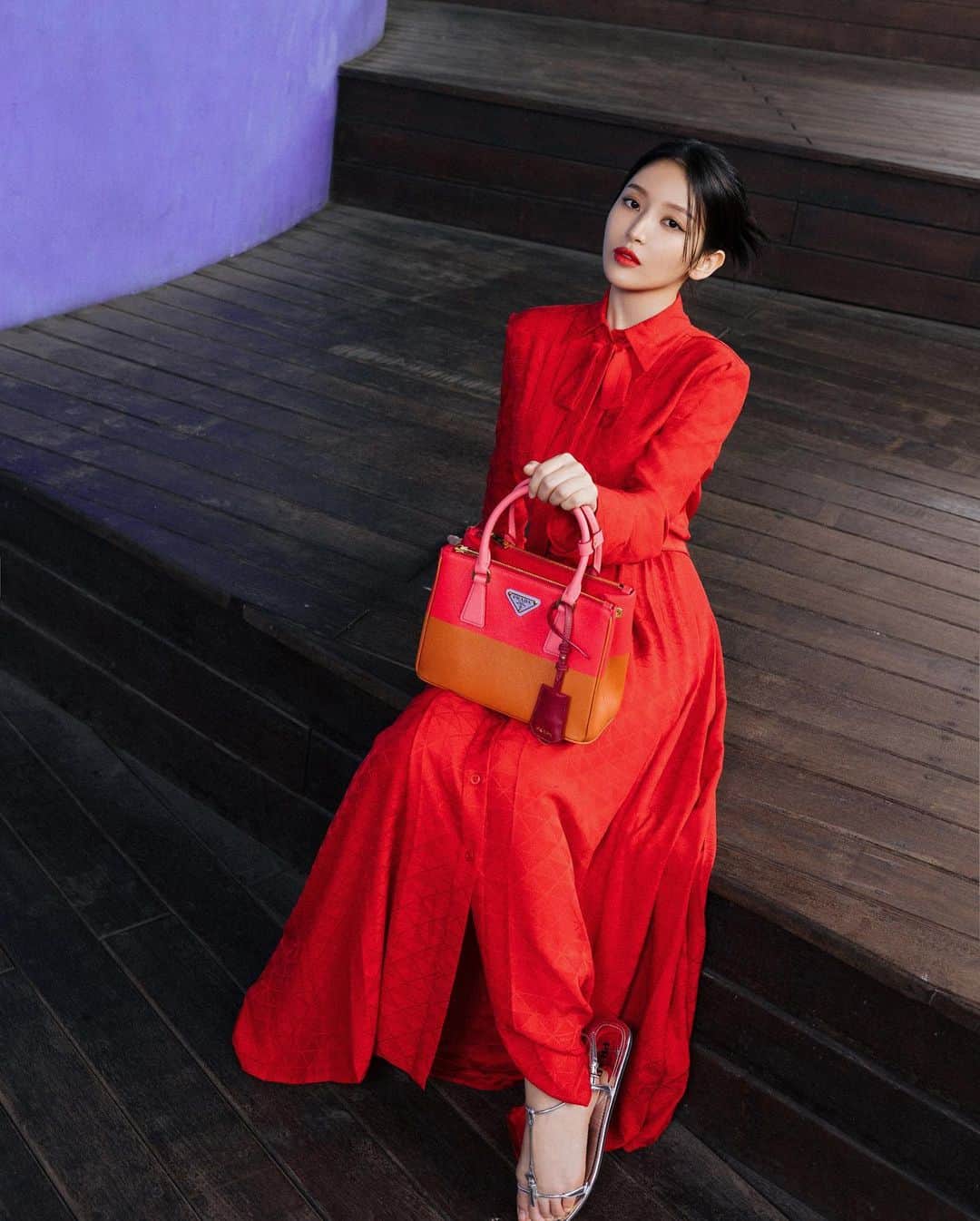 蔡瑞雪（Ruixue Tsai）さんのインスタグラム写真 - (蔡瑞雪（Ruixue Tsai）Instagram)「Our love is red.Find the color of your love with the new #PradaGalleria @prada」5月28日 22時07分 - snowbabyq