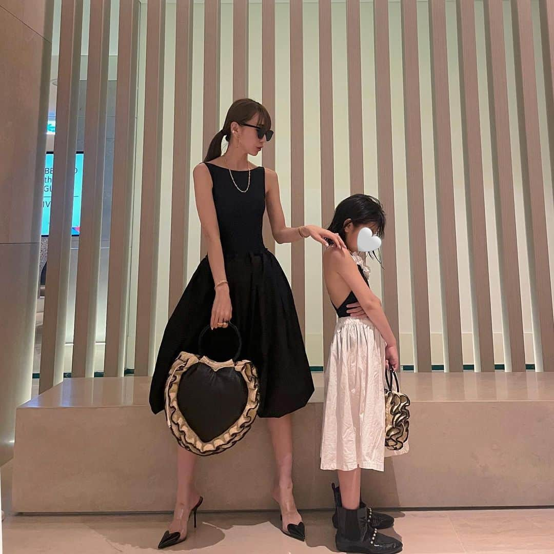 堀江直美さんのインスタグラム写真 - (堀江直美Instagram)「プール前に水着に合わせて 🤍🖤🤍 @hiand_official   #HIAND#ハイアンド#まとめ髪#ヘアアレンジ#hnhiand親子コーデ#ママコーデ#女の子ママ#親子ファッション#小学生ママ#hnbfashion#jimmychoo#kids#kidsfashion#stylekids」5月28日 22時13分 - naomiiiiiiiiiiii