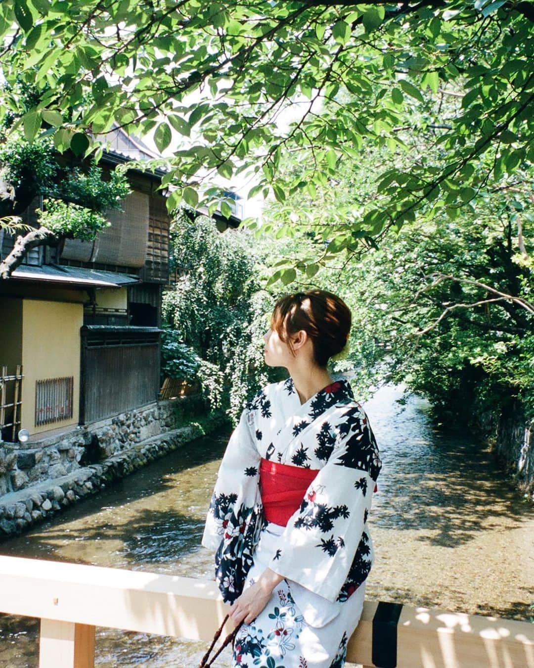 Yuma Takatsukiのインスタグラム：「. . . Kyoto × 👘 . . . . . . 浴衣と新緑、浴衣と紫陽花、浴衣と京都 やっぱりいいよね。 ⁡ なんか今週雨ばっかりやから 紫陽花もけっこう咲くかな？ ⁡ それでは今日もお疲れさまでした！ . Kyoto／Japan . #そうだ京都行こう  #フィルムカメラで残す日常  . ―――――――――――――――――――――――――― 関西を中心にフリーランスで活動しています。 Web広告、個人撮影、家族撮影、PR撮影など、 6月以降の撮影依頼募集中です。 ⁡ ⁡Yuma Takatsukiオリジナルプリセットも販売中です。 ⁡プロフィールのポートフォリオサイトからご覧下さい。  またフォトサークルITTOKOという活動をしています。 ⁡ハイライトに色んなイベントをまとめています。 ――――――――――――――――――――――――――」