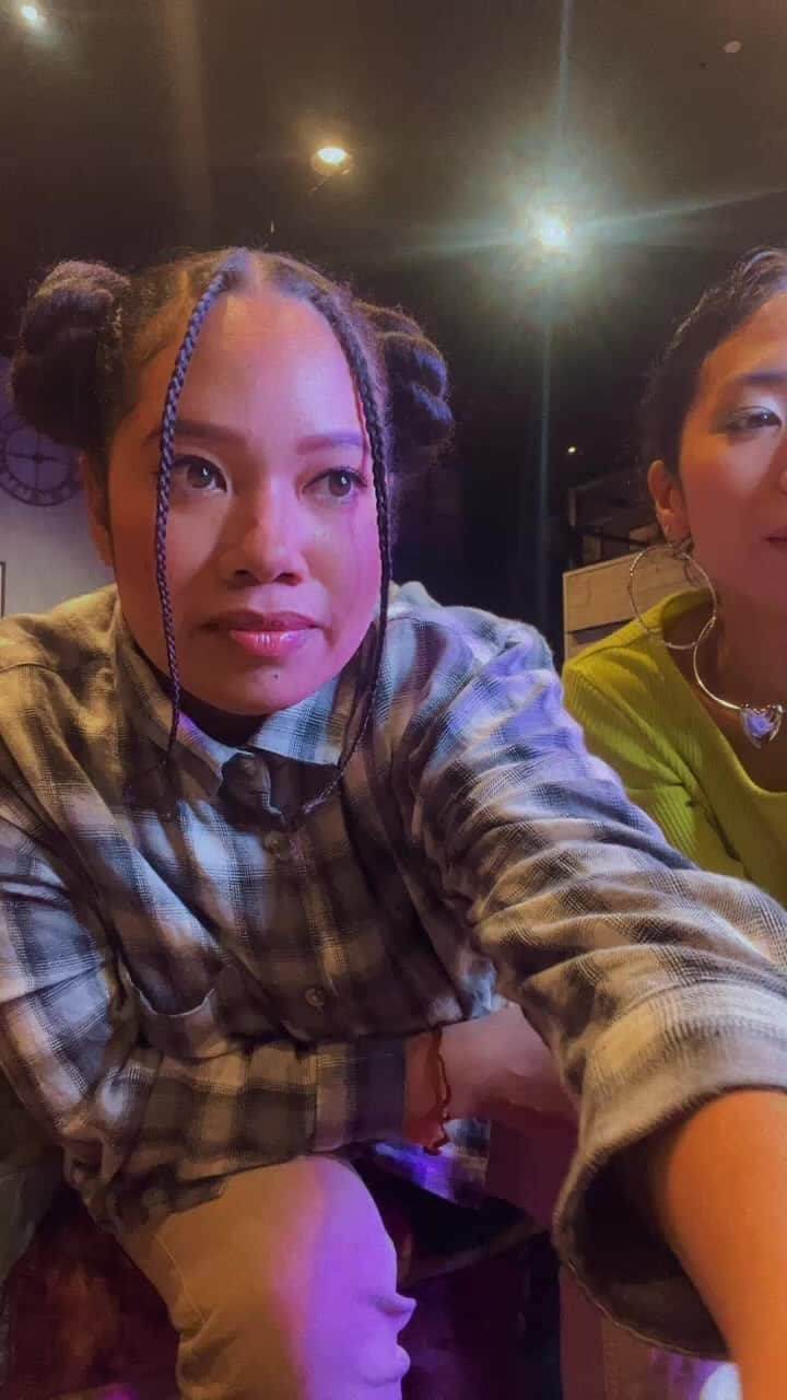 のインスタグラム：「観てくれたみんなありがとー💜  アングル的に私の二重顎を1時間近く眺める事にはなるんだけどアーカイブ残しとくね😌👍けど、これは音とか入ってなくて声のみなので良かったらaimiちゃんのYouTubeから観てみてね💖  最後に問題。私はどのタイミングでガムを飲み込んだでしょう？🫧😌（ガム飲み込んだの何年ぶりw）」