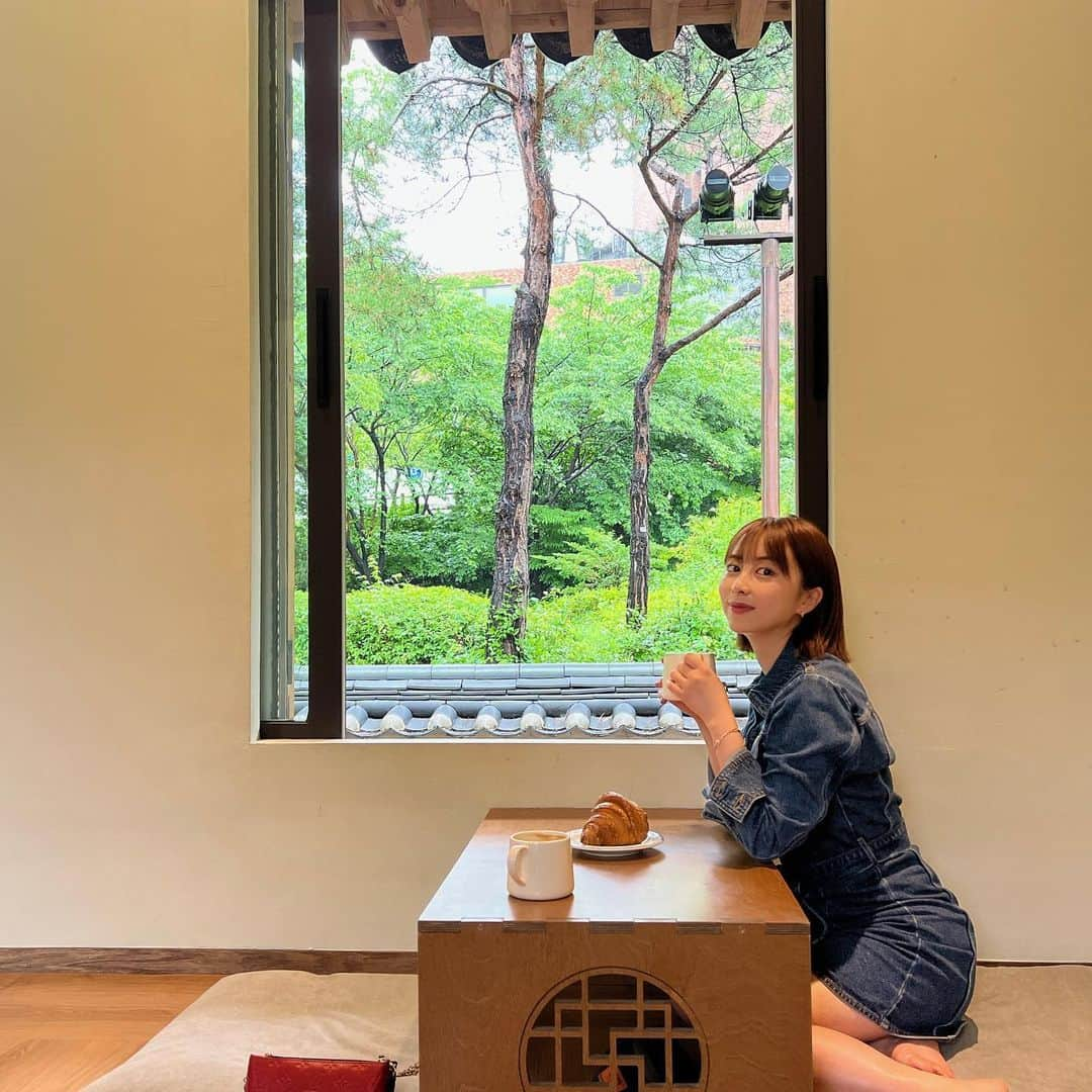 太田江莉奈のインスタグラム：「.  🇰🇷✈️☕️  凄く好きな雰囲気のカフェだった🌿 雨で緑が濃くて窓からの景色が最高✌️  . .  #hauscoffeeanddessert  #korea#koreatravel#seoul #韓国#韓国カフェ#ソウルカフェ #韓国女子旅#韓国グルメ#ソウル旅 #하우스커피디저트#하우스#커피」