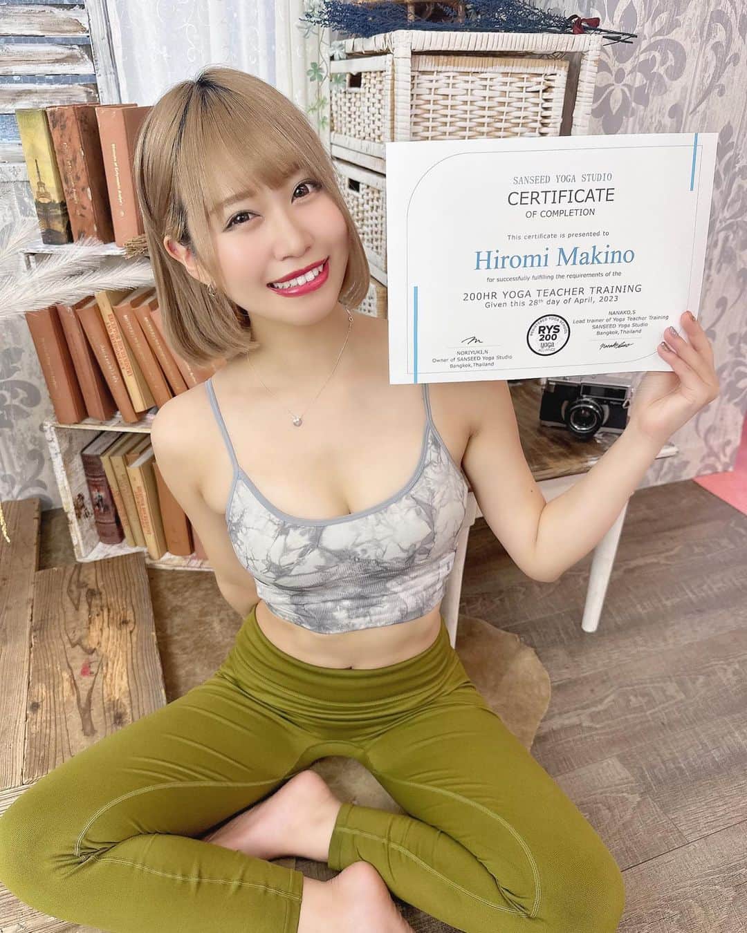 牧野広実のインスタグラム：「【ご報告】    ヨガインストラクター認定資格　　　 全米ヨガアライアンスRYT200を取得しました🧘‍♀️🎗️  　　　　　 200時間勉強するのは大変でしたが、興味を持ったヨガについて沢山の気づきと学びがありとても充実して素敵な時間を過ごせました…✨✨　　　　 　　　　　 　　　　　　　 大好きな海でビーチヨガを開催する事がひとつの目標！　　　　　　 そのために、取得して終わりにするのではなくてこれからも知識を深めていきたいと思います☻  　　　　　　　 アイドル活動もまだまだ頑張っていくのでこれからも宜しくお願いします♡  　　　　　　　 　　　　　 #yoga #ryt200 #全米ヨガアライアンス #ヨガインストラクター #ヨガ」