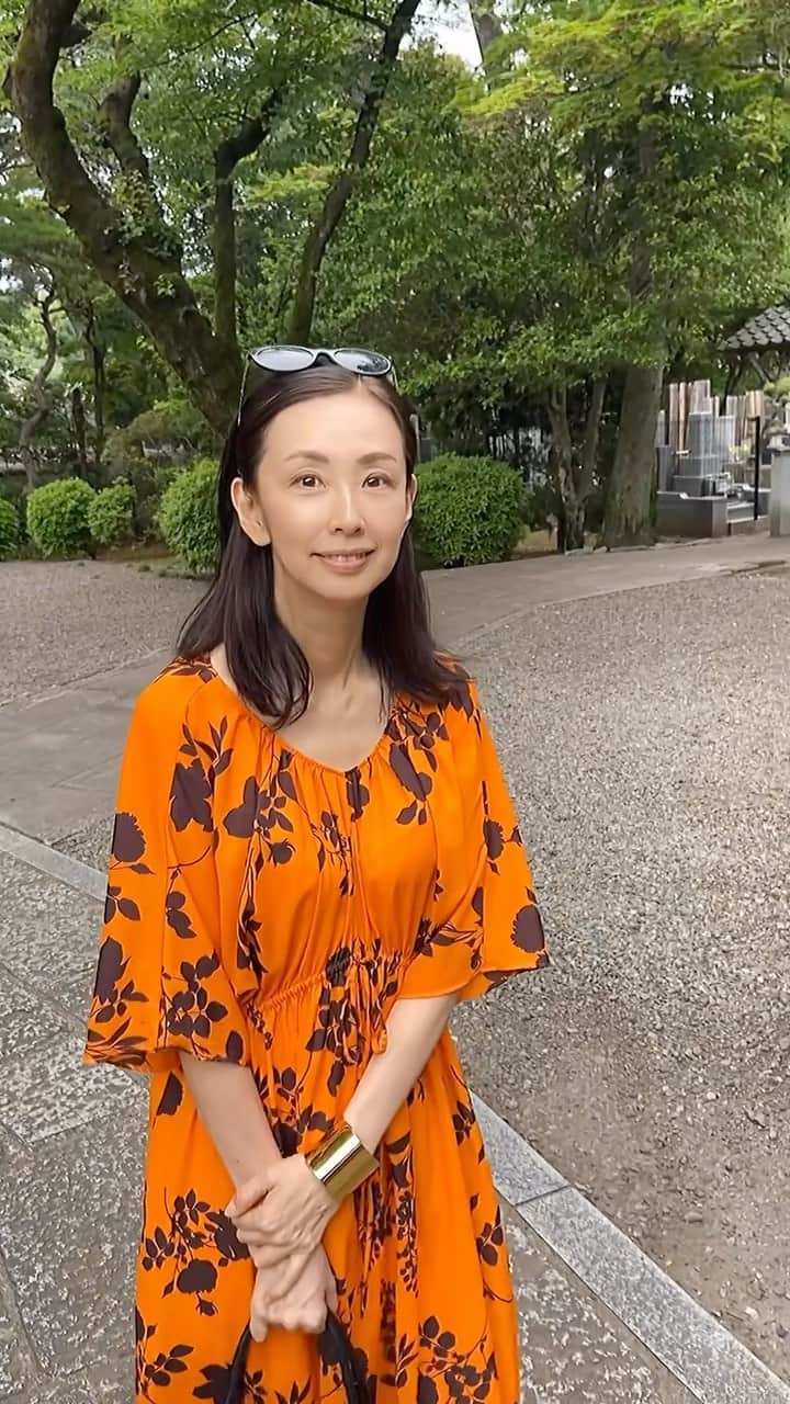 田村翔子のインスタグラム：「神社やお寺の境内が好きでよく散歩します😊 緑が多く造園も本格的で、小鳥のさえずりも聞こえて気持ちがいいですよね✨  #神社仏閣 #田村翔子#お散歩#夏コーデ#ビタミンカラー#summerfashion#summeroutfit #ワンピース#ワンピースコーデ」