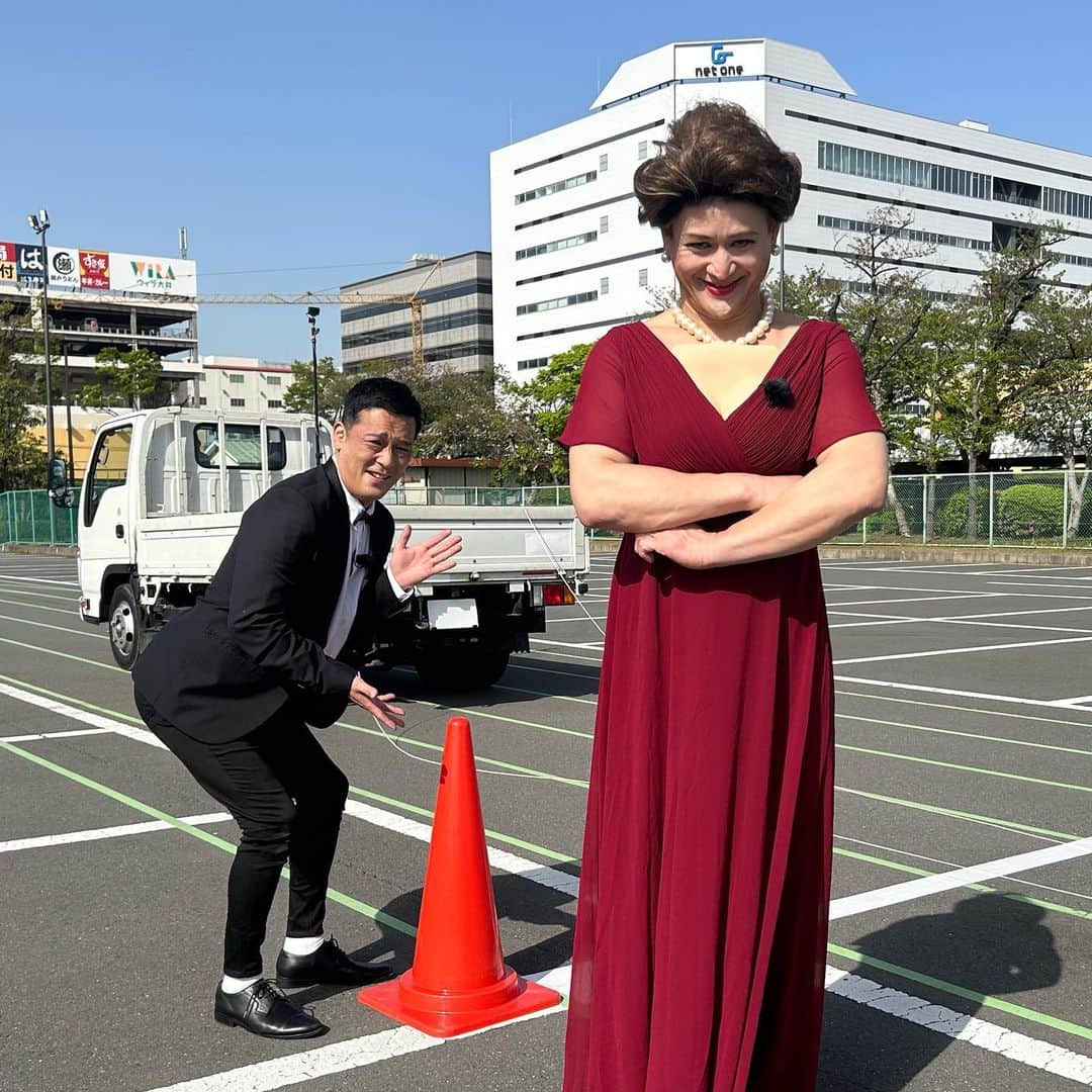 のインスタグラム：「どうもスーパーデビィ夫人だよ👑 フジテレビ『千鳥のクセスゴ』ご視聴ありがとうございました👑 トラック片手で引っ張ったよ👑 マジでキツかったわ👑 熊谷地獄に堕ちろだわ👑 #クセスゴ #スーパーデビィ夫人 #フジテレビ」