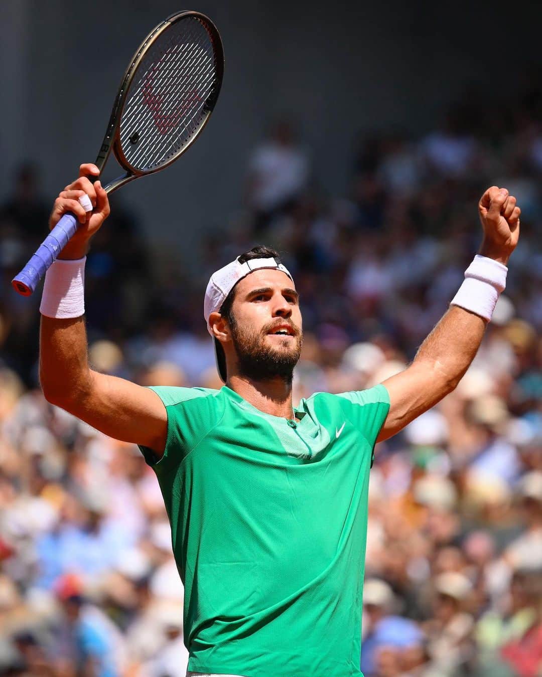 カレン・ハチャノフのインスタグラム：「See you in the second round ✌️  📸 @julien.crosnier / @fftennis   #RolandGarros」