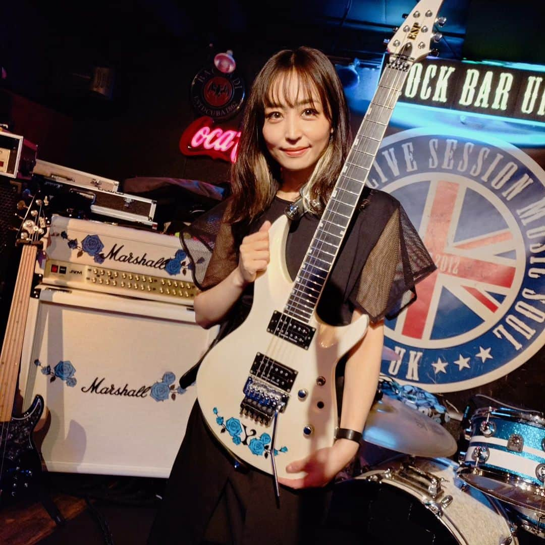 Yukiのインスタグラム：「満員御礼🙏🏻 名古屋Rock Bar UK2日間ありがとうございました‼ 今日は色々あったな〜皆さん笑かしてごめん🤣 次の名古屋でのライブは7/22名古屋ell.SIZEです。 またお会いしましょう🤘🏻  Thank you for coming to the gigs at Nagoya Rock Bar UK!  I thought it was a bass solo, but it was my solo. Silence on stage just for a moment. 🤣 I'm so sorry. We're playing in Nagoya on 22nd July.  See you there again!  #guitar #Marshall #ESP #ギター#Yuki」