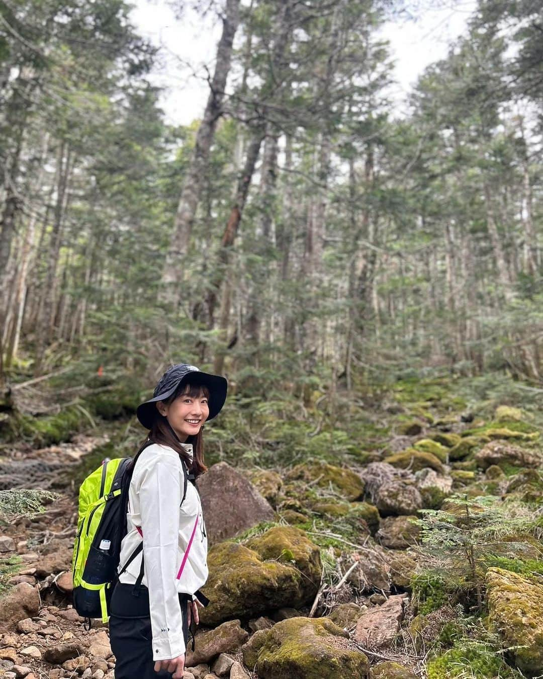 島本真衣さんのインスタグラム写真 - (島本真衣Instagram)「スタイリストさんと長野県の硫黄岳に登り大自然に癒されました⛰️ 標高は2760m。 途中険しい道もありましたが、その分山頂で食べたカップ麺が美味しかったぁ🤍 今週も頑張りましょう🌱 明日は『大下容子ワイド!スクランブル』に出演します🎤 見て頂けたら嬉しいです。  #山 #山登り #登山 #山ガール #長野県 #南八ヶ岳 #硫黄岳 #爆裂火口 #赤岳 #なんとか見られました」5月28日 22時17分 - mai_shimamoto_ex