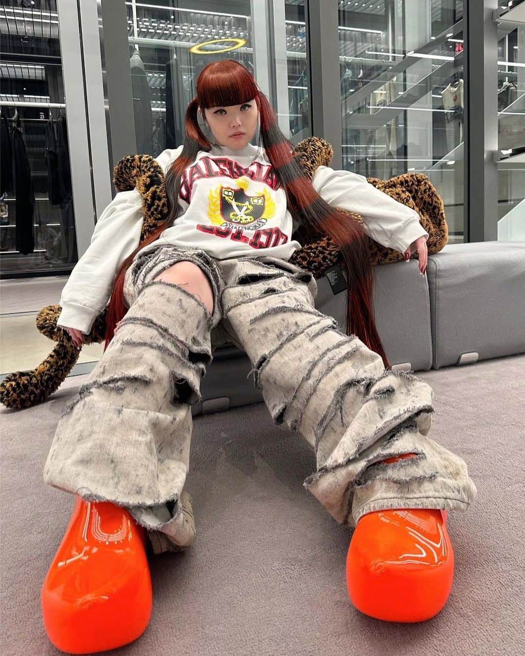 森山穂乃香のインスタグラム：「@balenciaga #Balenciaga  I feel like I became an 🅰️ngel 👼🏻🪽☁️☁️☁️☁️ I can fly anywhere with my pet🐆🧡」