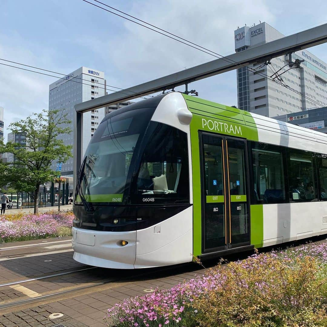 大西蘭さんのインスタグラム写真 - (大西蘭Instagram)「《富山駅》 路面電車の見えるスターバックス☕️ ⁡ 富山駅前のマルート1階にあるスターバックスのテラス席は、穴場の電車見学スポット🚃 ⁡ 富山駅前に向かう電車、富山駅から出てくる電車、ひっきりなしに行き交う電車を見ることができます👀 ⁡ 電車の種類も様々で、近未来的なLRT車両もあれば、レトロな風情漂う電車もあるし、ラッピングされたカラフルな電車もあったりと、眺めていて飽きません😌 ⁡ 息子も、あ！黒色の電車！３両だ！とか 電車を観察して楽しそうでした👦🏻 ⁡ この時期はまだ暑すぎることもなく、テラス席は風も気持ちよくてオススメ❣️ ⁡ テラス席で路面電車を眺めながら、のんびりドリンクを飲んでひと息つけますよー😌 ⁡ ちなみに、こちらのスターバックスは、ティービバレッジに特化したスターバックス🌿 HPによると、、、 上質な茶葉とボタニカルな素材を選び抜いたティーブランドTEAVANA ™ ティバーナ の多彩なティービバレッジをご用意しています、とのことです😊 ⁡ ⁡ スターバックスはキッズのドリンクメニューもあって、他のドリンクよりもお手頃価格なので嬉しいですね✨ ⁡ ⁡ ⁡ ． ｡.｡･.｡*ﾟ+｡｡.｡･.｡*ﾟ+｡｡.｡･.｡*ﾟ ⁡ ☕️スターバックス ⁡ ▼住所 富山県富山市 明輪町1-231 マルート1階 ⁡ ▼営業時間 8:00～22:00 ⁡ ⁡ ｡.｡･.｡*ﾟ+｡｡.｡･.｡*ﾟ+｡｡.｡･.｡*ﾟ ⁡ ⁡ ⁡ ⁡ いいね、コメント、保存ありがとうございます😌✨ ⁡ 気軽にフォローしてくださいね🌷 @𝗈𝗇𝗂𝗌𝗁𝗂𝗋𝖺𝗇  ⁡ ⁡ ． @toyamastationcity  #富山ステーションシティ #富山ステーションシティアンバサダー #富山駅前あそび #マルート #MAROOT #富山観光 #富山土産 #富山暮らし #富山旅行 #北陸観光 #北陸旅行 #富山ママ #富山ママと繋がりたい #富山在住 #北陸在住 #富山子連れスポット #富山子連れ #富山お出かけスポット #富山お出かけ #男の子ママと繋がりたい #女の子ママと繋がりたい #𝗍𝗈𝗒𝖺𝗆𝖺𝖼𝗂𝗍𝗒」5月28日 22時24分 - onishiran