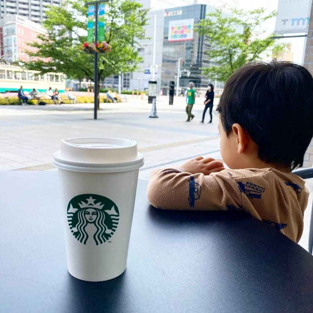 大西蘭のインスタグラム：「《富山駅》 路面電車の見えるスターバックス☕️ ⁡ 富山駅前のマルート1階にあるスターバックスのテラス席は、穴場の電車見学スポット🚃 ⁡ 富山駅前に向かう電車、富山駅から出てくる電車、ひっきりなしに行き交う電車を見ることができます👀 ⁡ 電車の種類も様々で、近未来的なLRT車両もあれば、レトロな風情漂う電車もあるし、ラッピングされたカラフルな電車もあったりと、眺めていて飽きません😌 ⁡ 息子も、あ！黒色の電車！３両だ！とか 電車を観察して楽しそうでした👦🏻 ⁡ この時期はまだ暑すぎることもなく、テラス席は風も気持ちよくてオススメ❣️ ⁡ テラス席で路面電車を眺めながら、のんびりドリンクを飲んでひと息つけますよー😌 ⁡ ちなみに、こちらのスターバックスは、ティービバレッジに特化したスターバックス🌿 HPによると、、、 上質な茶葉とボタニカルな素材を選び抜いたティーブランドTEAVANA ™ ティバーナ の多彩なティービバレッジをご用意しています、とのことです😊 ⁡ ⁡ スターバックスはキッズのドリンクメニューもあって、他のドリンクよりもお手頃価格なので嬉しいですね✨ ⁡ ⁡ ⁡ ． ｡.｡･.｡*ﾟ+｡｡.｡･.｡*ﾟ+｡｡.｡･.｡*ﾟ ⁡ ☕️スターバックス ⁡ ▼住所 富山県富山市 明輪町1-231 マルート1階 ⁡ ▼営業時間 8:00～22:00 ⁡ ⁡ ｡.｡･.｡*ﾟ+｡｡.｡･.｡*ﾟ+｡｡.｡･.｡*ﾟ ⁡ ⁡ ⁡ ⁡ いいね、コメント、保存ありがとうございます😌✨ ⁡ 気軽にフォローしてくださいね🌷 @𝗈𝗇𝗂𝗌𝗁𝗂𝗋𝖺𝗇  ⁡ ⁡ ． @toyamastationcity  #富山ステーションシティ #富山ステーションシティアンバサダー #富山駅前あそび #マルート #MAROOT #富山観光 #富山土産 #富山暮らし #富山旅行 #北陸観光 #北陸旅行 #富山ママ #富山ママと繋がりたい #富山在住 #北陸在住 #富山子連れスポット #富山子連れ #富山お出かけスポット #富山お出かけ #男の子ママと繋がりたい #女の子ママと繋がりたい #𝗍𝗈𝗒𝖺𝗆𝖺𝖼𝗂𝗍𝗒」