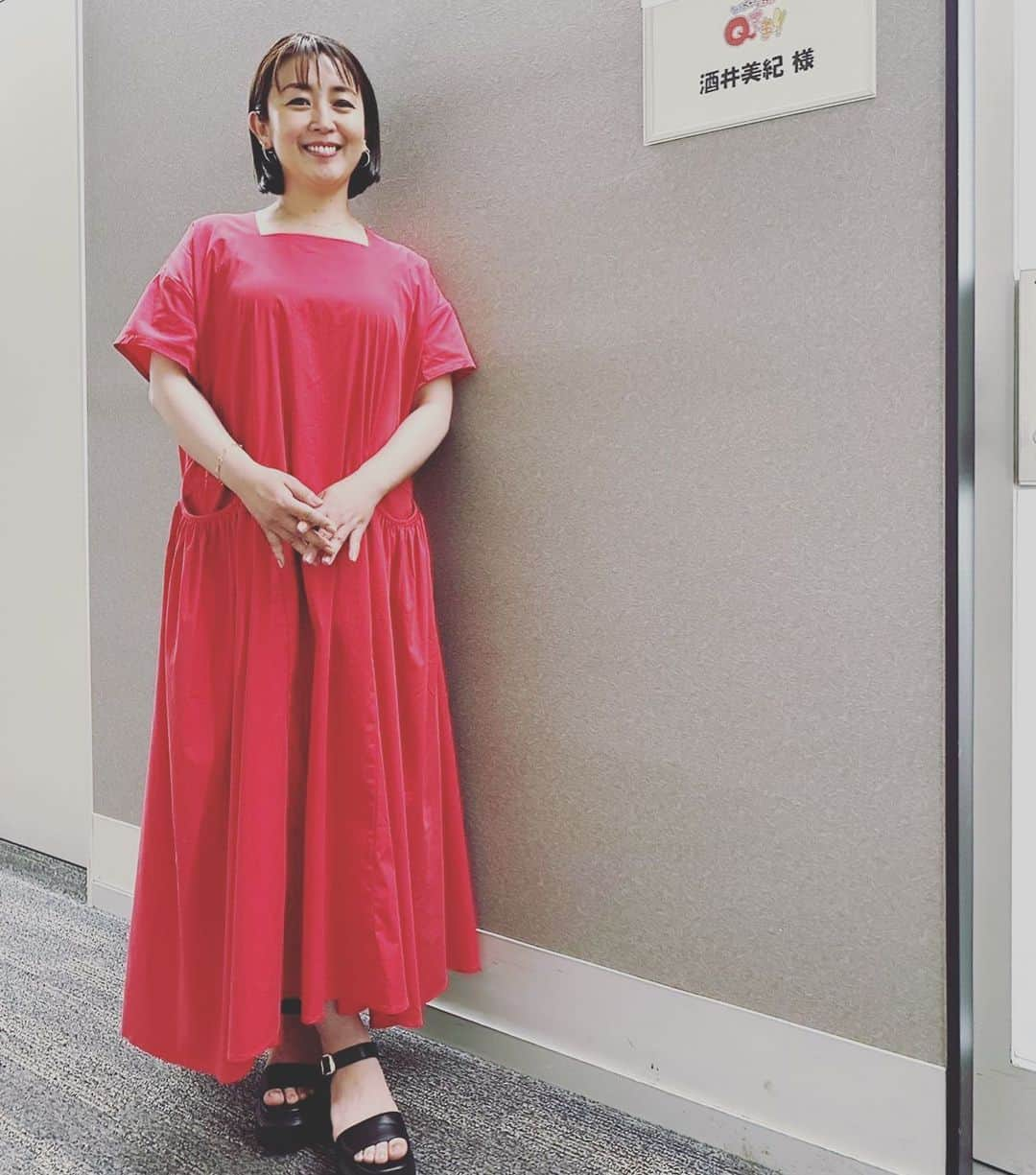 酒井美紀のインスタグラム：「こんばんは🌕  明日29日、テレビ朝日「Ｑさま！！」に出演します！皆さま、ぜひご覧くださーい✏️  #酒井美紀#女優#muaproduction#湘南#テレビ朝日#qさま#ドキドキ」