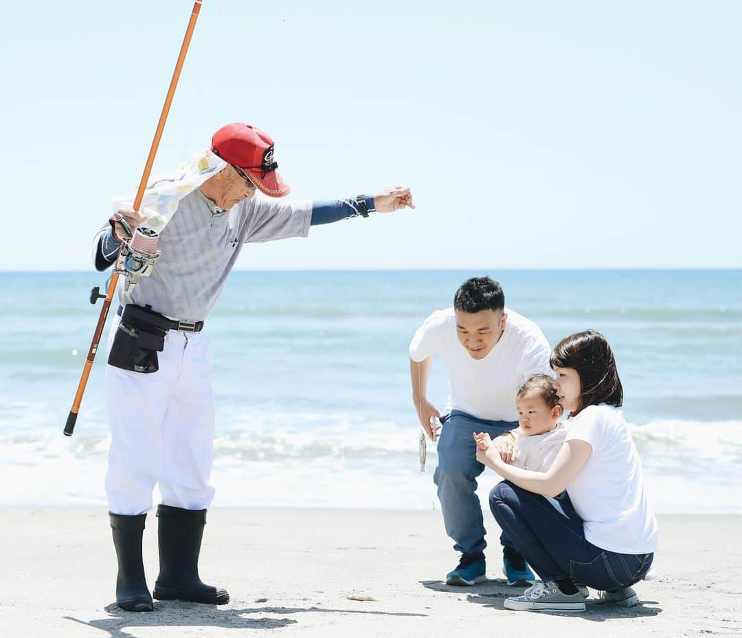 Rihoのインスタグラム：「photo de famille   初めてのお魚にやさしく触れた1歳の初夏」