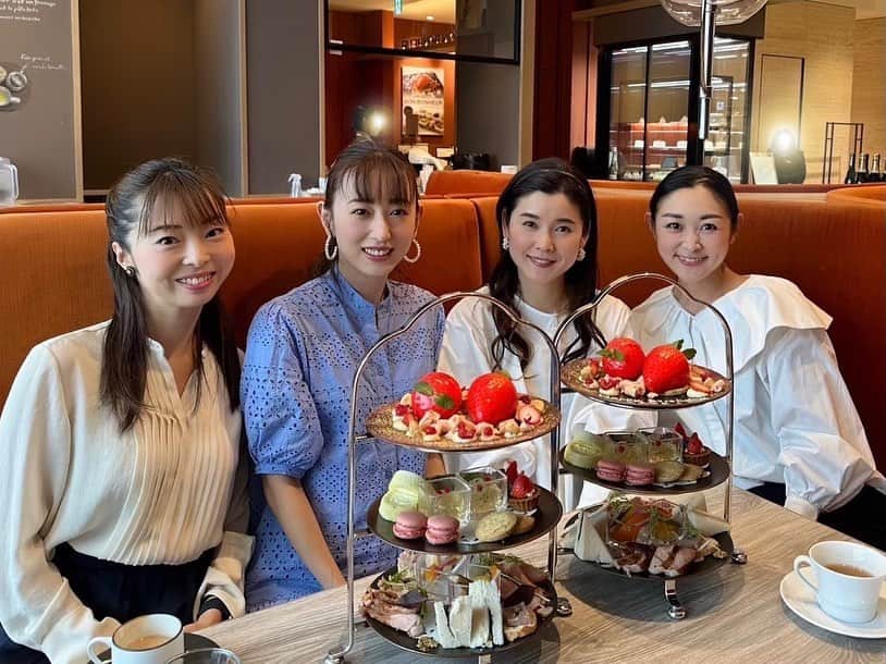 美夢ひまりのインスタグラム：「先日♡ ようこのお誕生日のお祝いでいつメン集合しました🎂  お決まりのお店で、 たくさん喋って、 甘いものたくさん食べて😋 リフレッシュできました…❗️  10代の時に同期になって、 もう40代なんだもんなぁ…。 すごいなぁ…。  これからも心身共に健康に（笑） 定期的に集まりましょう❤️  ▶︎2枚目 照れているようこが可愛いねぇ♡ らぶ🫶  #いつメン #お誕生日会 #おめでとう🎉」