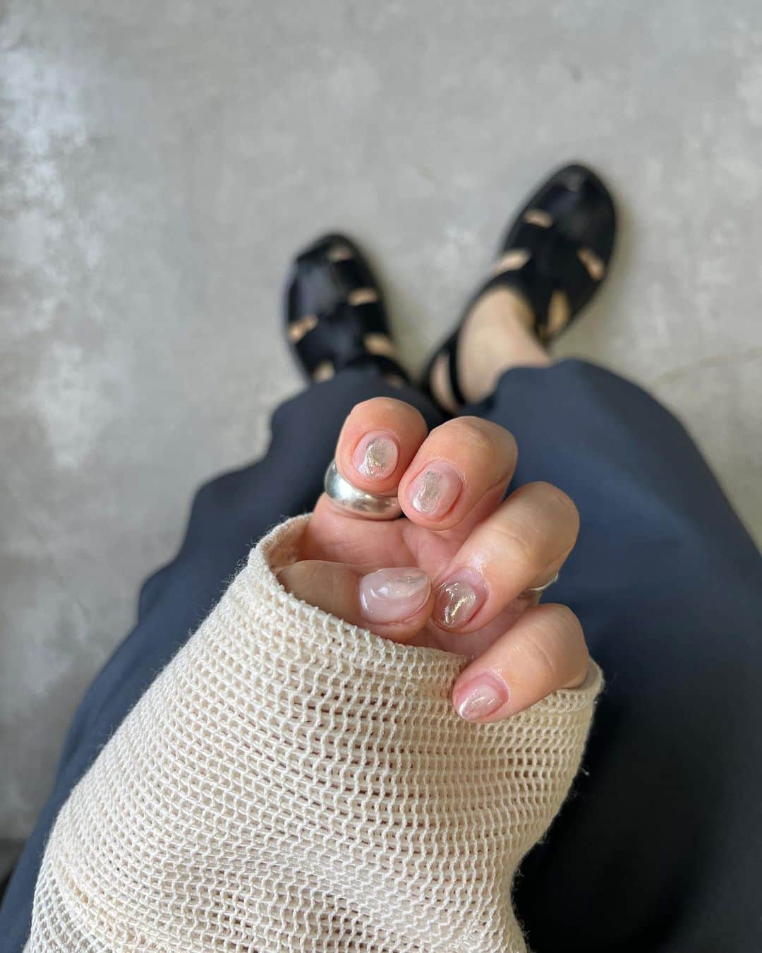 北岡りえのインスタグラム：「silver Hand & Foot nail 🩶  by. @tetote929   #shortnails  #footnail #nuancenail  #silvernails」