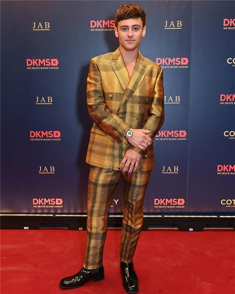 Moschinoのインスタグラム：「Checking all the right boxes. Olympic gold medallist @tomdaley attends the DKMS Gala in London wearing a sharply patterned suit from #Moschino   Stylist: @jamesyardley  #DKMSGala #MoschinoMuses」