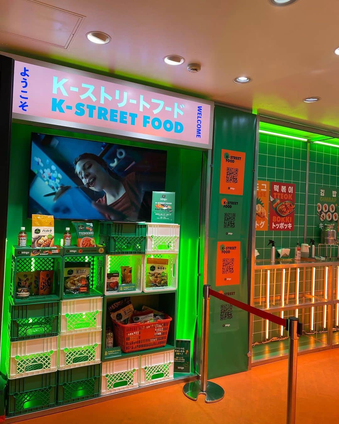 りなたろすさんのインスタグラム写真 - (りなたろすInstagram)「⁡ 期間限定POPUP🇰🇷🍖🌶✨ bibigo K-street food popup store🫶🏻 ⁡ ⁡ 韓国の大手食品メーカー🍚 ( @bibigo.jp ) が本場韓国屋台をテーマにした お店を期間限定でＯＰＥＮ❤️ ⁡ ⁡ ⁡ 🖤フロアガイド🖤 1F ご注文  / SNACK BAR 2F フォトゾーン  / SNACK BAR 3F グッズお渡し場所  /フォトゾーン ⁡ ⁡ ⁡ ୨୧┈┈┈┈┈┈┈menu┈┈┈┈┈┈┈┈୨୧ ⁡ ❤️bibigoコンボ ￥1,000円 トッポッキ➕キンパ➕サイド 味や種類が選べる超お得なセットを注文✨ ⁡ ୨୧┈┈┈┈┈┈┈┈┈┈┈┈┈┈┈┈┈┈୨୧ ⁡ ⁡ ⁡ 入場無料で、お店のインスタアカウント フォローするとプレゼント貰えたり🎁 入場無料なのにとってもお得だから 期間内にぜひ行ってみてね⸜( ˶'ᵕ'˶)⸝💕 ⁡ ⁡ ⁡ ⁡ ━━━━━━━━━━━━━━━━━━━━ ⁡ 📍渋谷 n_space 1F～3F (東京都渋谷区宇田川町13-9 KN渋谷2ビル) ⁡ 🚃渋谷駅から徒歩5分🚶‍♂️³₃ ちとせ会館の近くだよ🫣🫶🏻 ⁡ 🗓開催期間:2023年5月19日(金)～6月17日(土) ⁡ 🕐12:00～22:30 ⁡ ━━━━━━━━━━━━━━━━━━━━ ⁡ ⁡ ⁡ ⁡ ⁡ ⁡ #bibigo #ビビゴ #emoグルメ部 #ビビゴ🇯🇵 #韓国食品 #食品メーカー #韓国料理屋 #韓国屋台 #韓国グルメ情報 #期間限定ショップ #渋谷韓国料理 #ポップアップストア #期間限定グルメ #shibuyagourmet #koreafoods」5月28日 22時42分 - 1103r_h