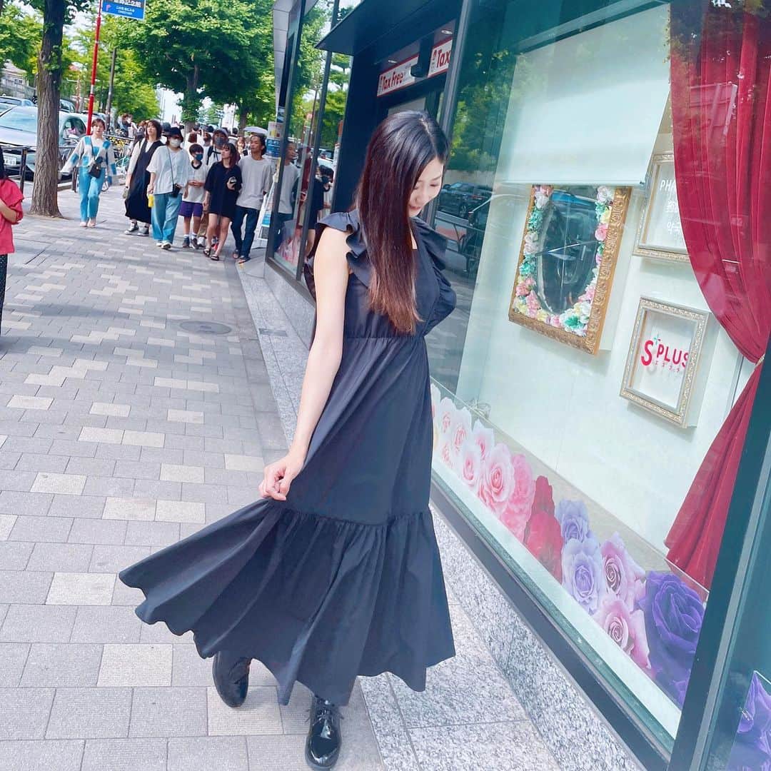 塩野響子のインスタグラム：「⠀丈が長くてめっちゃ可愛い🤤🖤 ⠀ ⠀ ⠀ #レディアゼル #redyazel #ワンピース #春服」