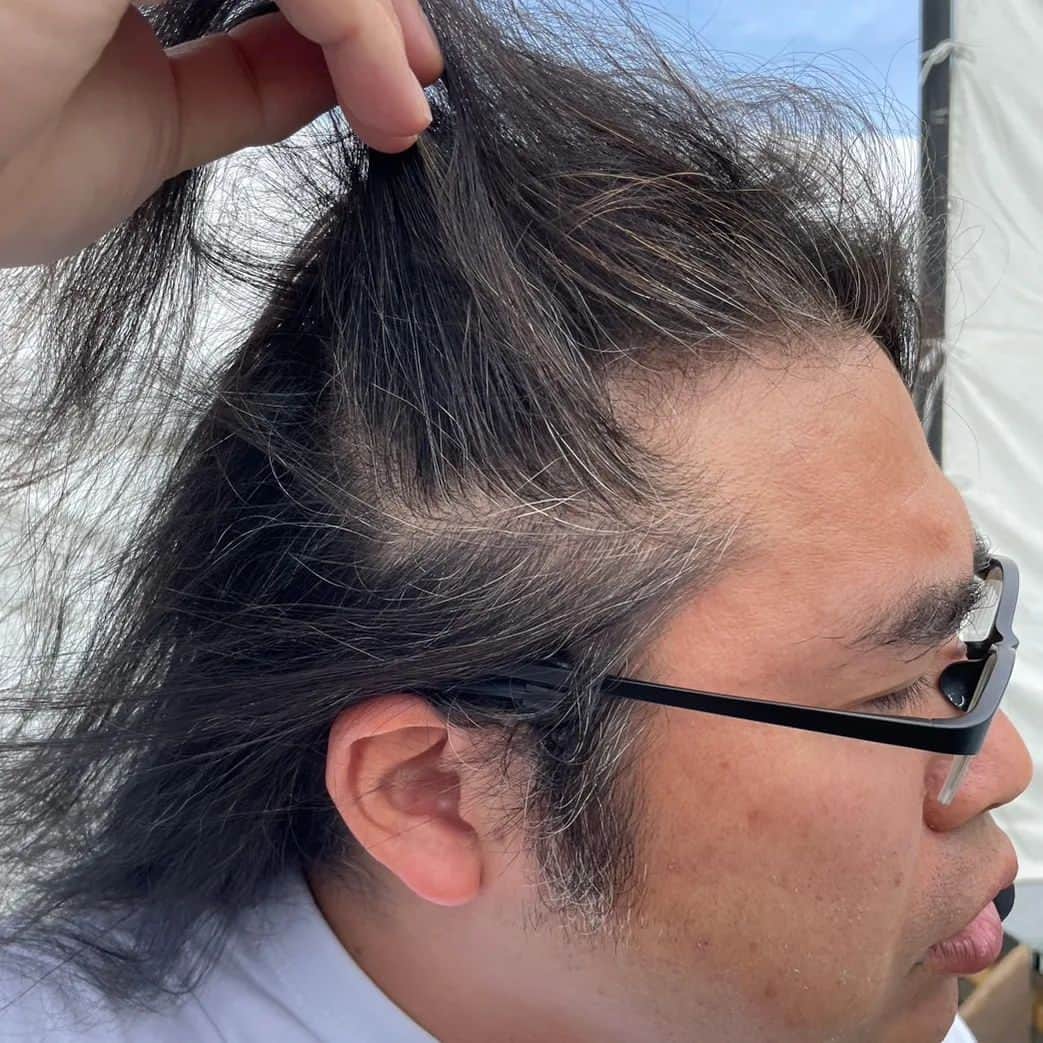 のインスタグラム：「白髪の似合う中岡  さすがにもう染めよう  #中岡に似合うものなどない #染めても染めなくても誰も得しない #でもきれいにしよう #いいねもらっとけ」