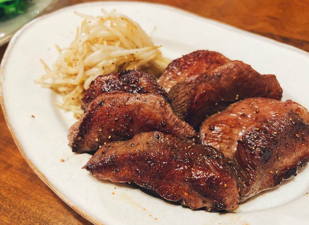 鈴木紗理奈のインスタグラム：「タンステーキ、どうぞ。 子供ってタン好きよな〜  #紗理奈流dining」