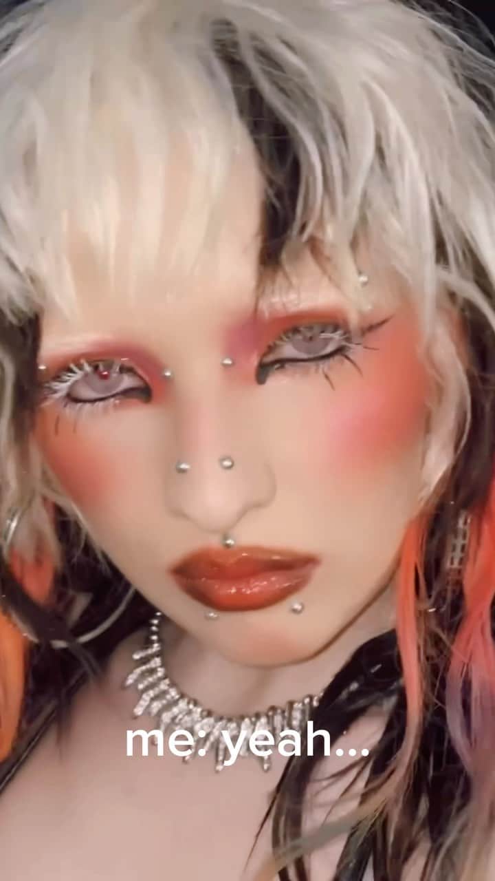 ナスチャのインスタグラム：「always asking myself the same thing…🫣 makeup by @glashagurianova ❤️‍🔥」