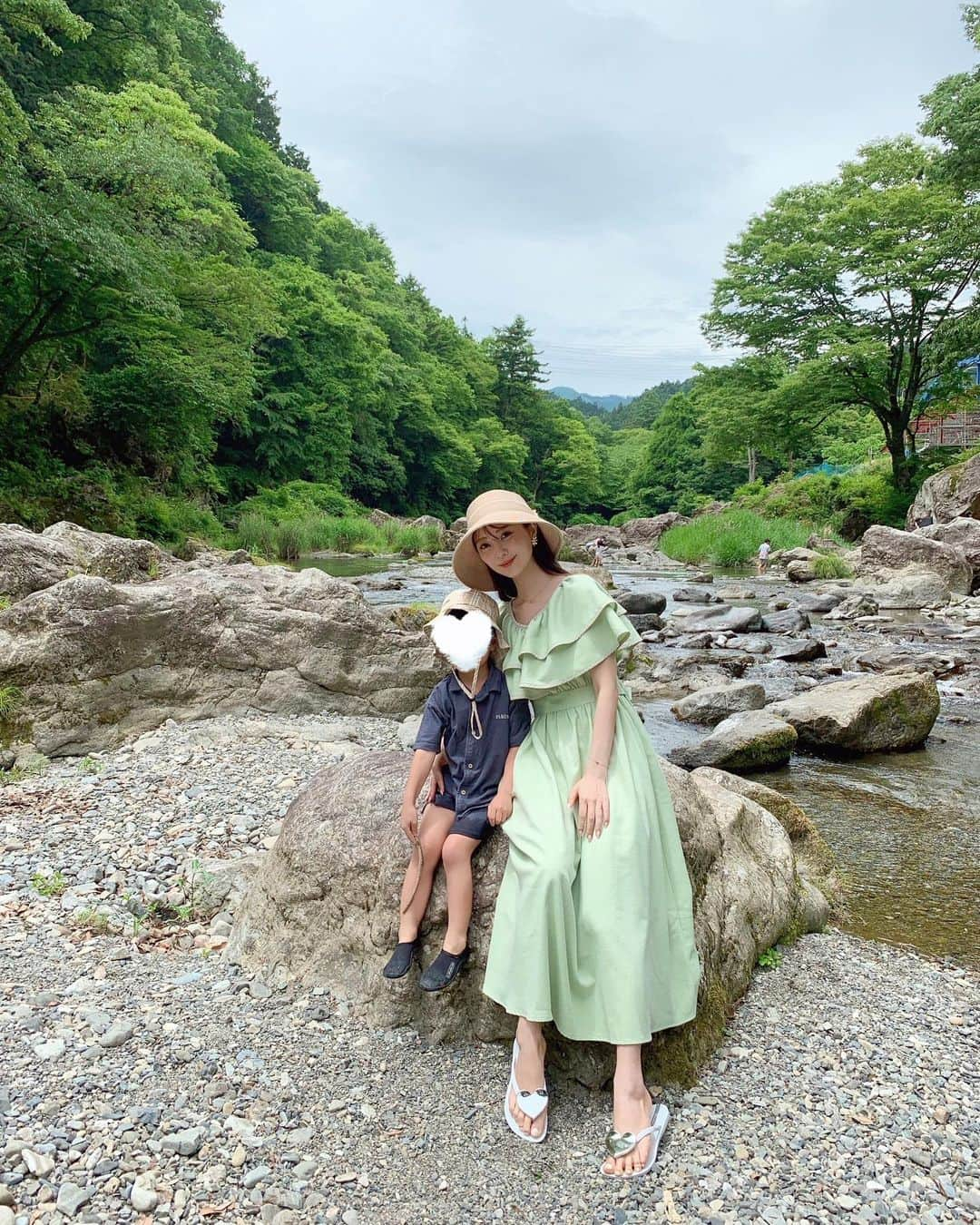 中田絵里奈のインスタグラム：「今日は秋川渓谷へ🌿 . 川遊びして @kurochaya .でお弁当テイクアウトして 川のせせらぎをBGMにお昼ごはん🍱 ここの手作りのお弁当が優しい味付けで とっても美味しくて贅沢な時間でした🥹 . 東京一お水が綺麗な川には お魚も沢山いて足だけちゃぷちゃぷするのも 最高でした🥹🎐 . 遊んだ後はかき氷食べたり🍧 帰りは車で10分位の場所にある  #瀬音の湯 という温泉に入って プチ旅行気分で帰ってきました♨️ . 東京にこんな自然豊かな場所があるなんて…☺️ また夏に行きたい🌿 . #秋川渓谷 #テラスカフェ #川遊び #お出掛けキロク🐾」