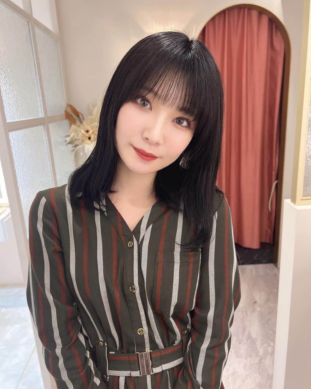 星野理沙のインスタグラム：「🖤  しれっと黒髪にしました💇🏻‍♀️  いろんなところに普通に載せてしまったけど、、、！！笑 今回は山本さん( @yamamote_land )にお願いしました！ワンマン前駆け込み美容🥺  トリートメントもしてもらってつるつるサラサラになりました〜！！ 髪の毛しばらくは伸ばしたい気持ちなので労わっていきます💭  週末でひと足先に名古屋でみんなにお披露目した！ 早く東京お留守番してくれてたみんなにも見て欲しい〜〜！  ．」