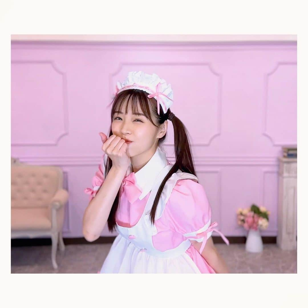 川村那月のインスタグラム：「人生で初めてのメイド服🎀  まさかこのタイミングで着るとは思いませんでした🤣🤣🤣  しかもツインテールも👧ｷｬｰ!  でも一度きりの人生、時には思いっきりおふざけしないとね😚💗  YouTubeでドンマイ川端さんと「可愛くてごめん」本気で踊っています♪  是非ご覧下さい😊🙏  #なっちゃんねる #可愛くてごめん #ドンマイ川端 さん #川村那月 #YouTube #踊ってみた」