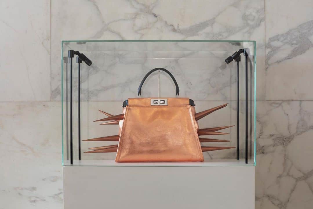 Fendiのインスタグラム：「Through Fendi's partnership with @fondazione_arnaldo_pomodoro, the artist has reinterpreted the iconic #FendiPeekaboo.  The bag is now on display at Fendi headquarters in Rome, Palazzo della Civiltà Italiana, through 1 October.」