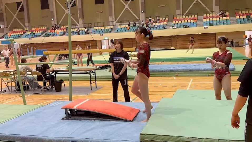 梶田凪のインスタグラム：「国体予選✨ 足の怪我の為、平行棒だけでおりもやっていませんが、山梨のみんなの応援が力になりました。是非音ありで見てください！山梨の皆さんありがとうございました🙇‍♀️  ずっと山梨で審判をして下さっている方々から、平行棒の演技の実施について良い評価をして頂けました。嬉しい限りです☺️次の種目別に向けて、さらに安定感のある演技を目指したいと思います！」