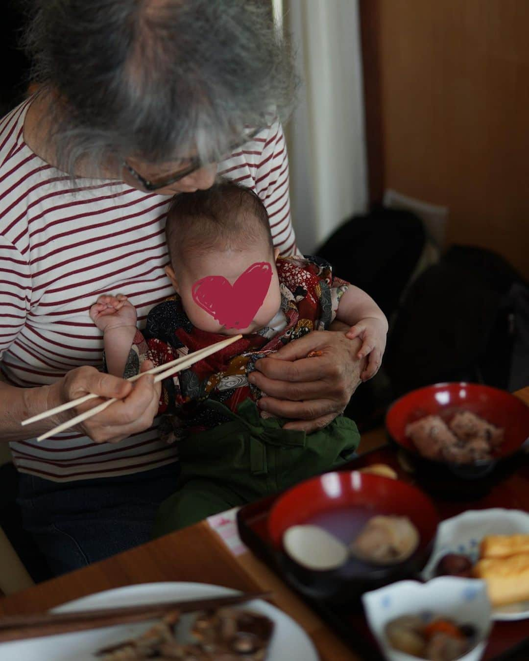 Anji SALZさんのインスタグラム写真 - (Anji SALZInstagram)「Last week we celebrated the little bean’s 100 day anniversary / the first meal - an ancient Japanese tradition dating back to the Heian period (794 to 1185) 🌾  Wishing for the child to „always have enough to eat for life“ the ritual of okuizome (お食い初め) imitates consumption of a meal set. Of course, babies between 100-120 days can’t eat solid food yet, so the prepared foods will just be held in front of the mouth of the baby for a moment to imitate the action 😍😇 It is also said that teeth will start growing after 100 days of age.  The meal shall consist of sea bream 🐟, soup 🥣, steamed vegetables 🥕, red bean mochi rice 🍚 and pickles.  On the side it’s preferred to also use celebratory chopsticks and tap with them on a stone, to hope for strong teeth 🦷   The celebration is supposed to be conducted by the oldest person in the house / for girls it’s supposed to be done by a woman, so my mother in law did it 😍 for both girls actually.  And the lacquer ware dishes are red on the inside for girls. Apparently this set was used by my mother in law when she was a baby too 😱🤩  #okuizome #お食い初め #めで鯛 #japan #japanesetradition #kidskimono #babykimono」5月28日 23時05分 - salztokyo