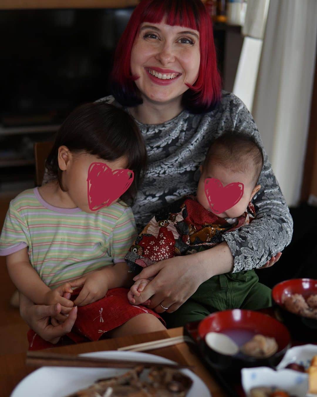 Anji SALZのインスタグラム：「Last week we celebrated the little bean’s 100 day anniversary / the first meal - an ancient Japanese tradition dating back to the Heian period (794 to 1185) 🌾  Wishing for the child to „always have enough to eat for life“ the ritual of okuizome (お食い初め) imitates consumption of a meal set. Of course, babies between 100-120 days can’t eat solid food yet, so the prepared foods will just be held in front of the mouth of the baby for a moment to imitate the action 😍😇 It is also said that teeth will start growing after 100 days of age.  The meal shall consist of sea bream 🐟, soup 🥣, steamed vegetables 🥕, red bean mochi rice 🍚 and pickles.  On the side it’s preferred to also use celebratory chopsticks and tap with them on a stone, to hope for strong teeth 🦷   The celebration is supposed to be conducted by the oldest person in the house / for girls it’s supposed to be done by a woman, so my mother in law did it 😍 for both girls actually.  And the lacquer ware dishes are red on the inside for girls. Apparently this set was used by my mother in law when she was a baby too 😱🤩  #okuizome #お食い初め #めで鯛 #japan #japanesetradition #kidskimono #babykimono」