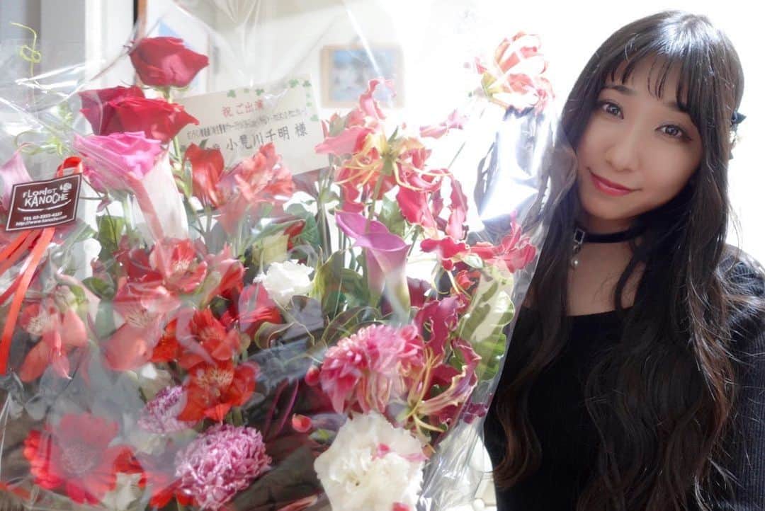のインスタグラム：「祝花ありがとうございますയꕤ お花大好きなので嬉しいです♡ ⁡ アインをイメージしてくれたのかなぁ？ 好きなお花ばっかりなので、アインと私は似ているのかも‪🤔‬？笑 ⁡ いつもありがとうございます😢♥️ ⁡  *⋆꒰ঌ┈┈┈┈┈┈┈┈┈໒꒱⋆*  #写真 #photo  #filmcamera #natural  #smile  #filmphotography #film #フィルムカメラ #anime  #manga #comic #model  #voiceactor #voiceactress #配音演员 #声優 #Japan #kawaii #kawaiigirl #model  #小見川千明  #小千姬 #귀여워 #셀스타그램 #셀카 #여행  #文学 #朗読  #時空警察ヴァージナル  ⁡  *⋆꒰ঌ┈┈┈┈┈┈┈┈┈໒꒱⋆*」