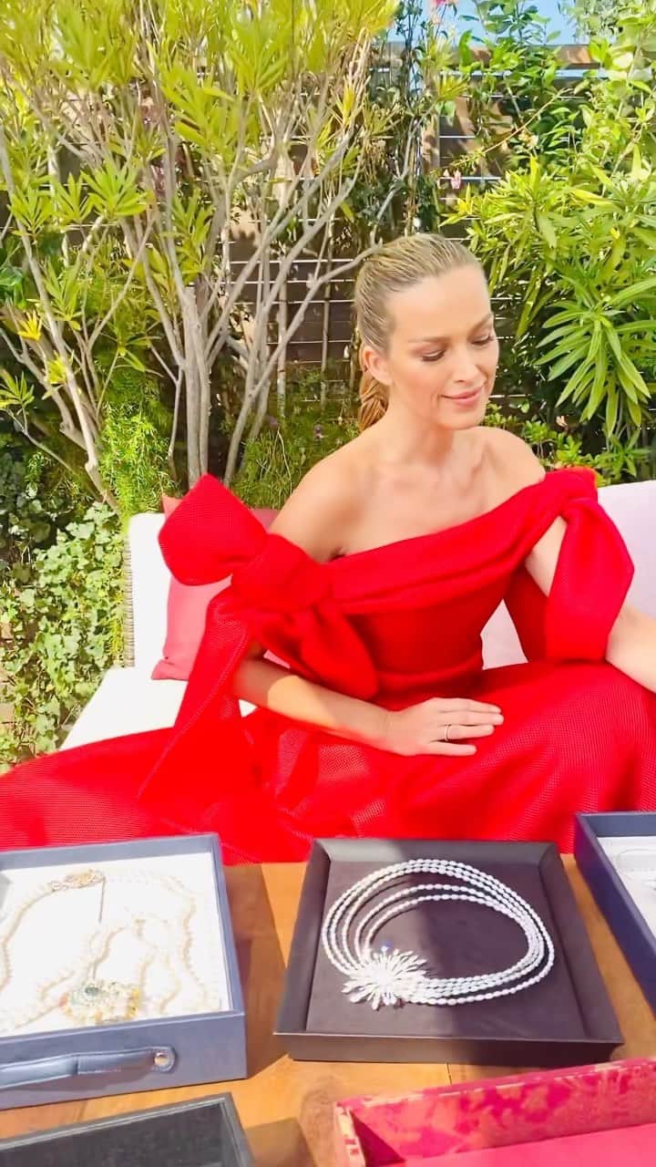 のインスタグラム：「The magic of @chopard & the stunning red carpet collection created by @chopardbycaroline. 💫💎💫  #BehindTheScenes before getting on the Famose #CannesFilmFestival #RedCarpet “Palais des Festivals et des Congrès”.   🎥 76th Annual Cannes Film Festival 2023 @festivaldecannes #Cannes2023」