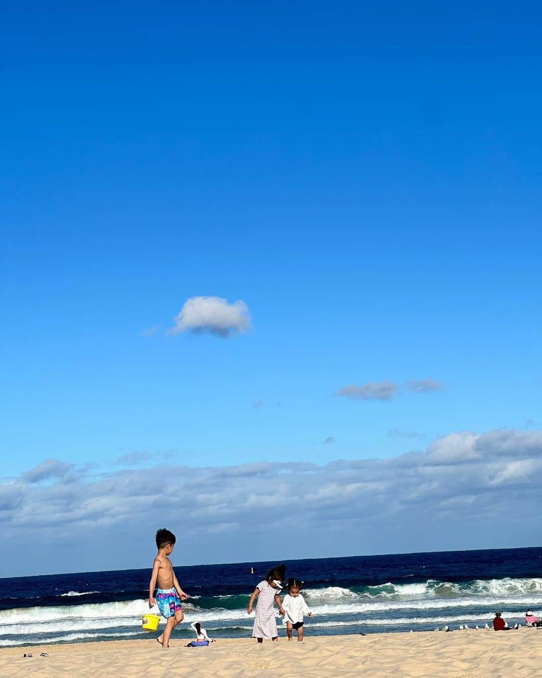 尾崎紗代子さんのインスタグラム写真 - (尾崎紗代子Instagram)「. 明るくて面白くて素直で大好きな長女。 いつも写真撮ろ〜！って言ってくれるので この人との写真が多め。  ボンダイビーチには滞在中2回行ったんだけど 波が強くて早いのであまり水際では遊ばず ほとんどお砂遊び。 こんな時も上2人が次女と遊んでくれるので そういえば次女と私が1対1で遊んだ記憶って あんまり無いな....🤔？と気付いた。  ボールチェーンは @mone_official_account のなんだけど ちょっと修正に時間かかってて 発売めちゃ遅れてます🙋  ご質問多くいただくサングラスは @a.d.s.r._official で @sanomaisanomai に貰ったんじゃなかったっけ？(曖昧) レンズだけ薄めのものに入れ替えてます☺️ こればっかりつけてるぅ☺️  #momlife #mommylife #mommy  #育児 #ママライフ  #6歳 #4歳 #1歳 #motherof3 #motherhood  #family #familyphoto  #3人育児  #3児のママ #3児ママ  #familytime  #5人家族 #familyphotograhy #familyfirst #子連れ旅行 #子連れ海外 #オーストラリア旅行 #シドニー旅行 　 #Australiatrip #Sydney #bondibeach #bondi」5月28日 23時09分 - osayo_osayo