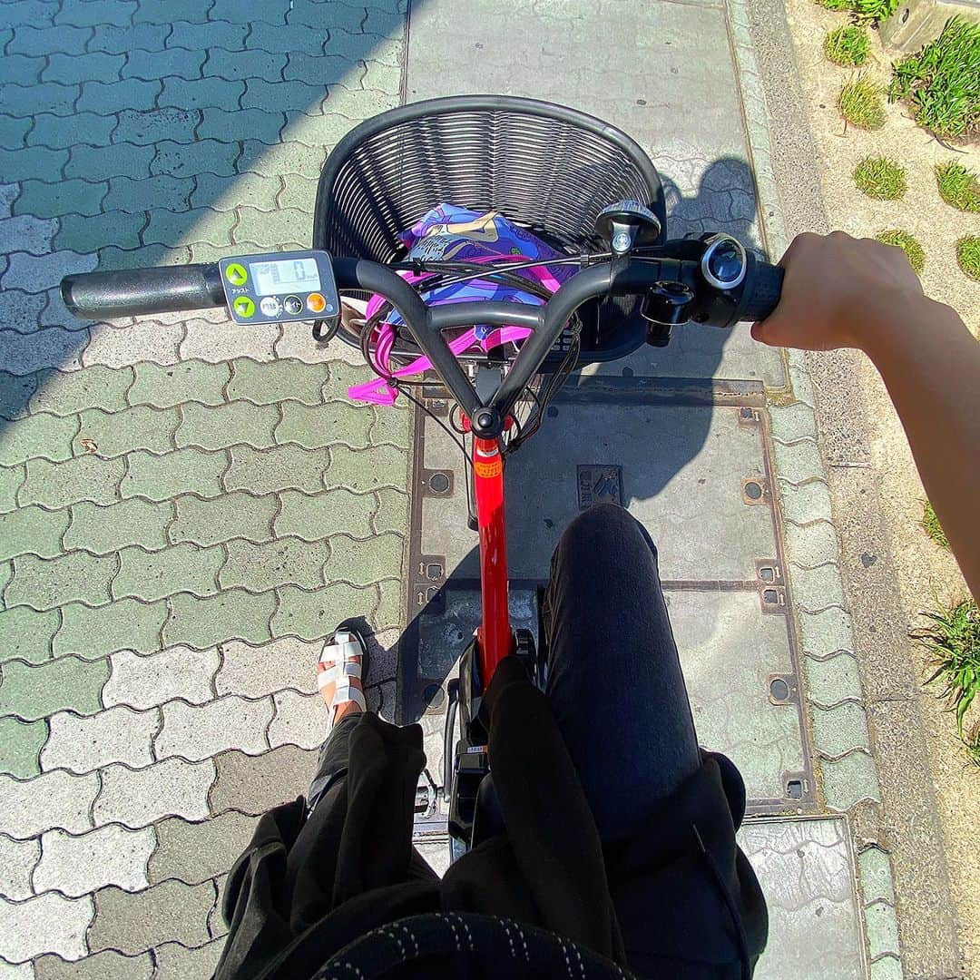 由利華さんのインスタグラム写真 - (由利華Instagram)「🚲in 鹿児島🚲 ⁡ ⁡ 全国路上ぶりの鹿児島🌿 全国路上で来た時は1人やったけど 今回は大好きな友達みんなと💫 ⁡ レンタル自転車で観光地巡りして、 自然の中を走ったり、街並み見ながら走ったり、、 ⁡ 自転車って最高やなぁ😌 ⁡ ⁡ ⁡ #SDGS  #環境省アンバサダー　#森里川海アンバサダー #code #fashion #ショートカット　#ライブ　#シンガー　#シンガーソングライター　#歌手 #歌い手　#ボブ　#ピンクヘア　#cover #歌ってみた」5月28日 23時10分 - yurippe0804