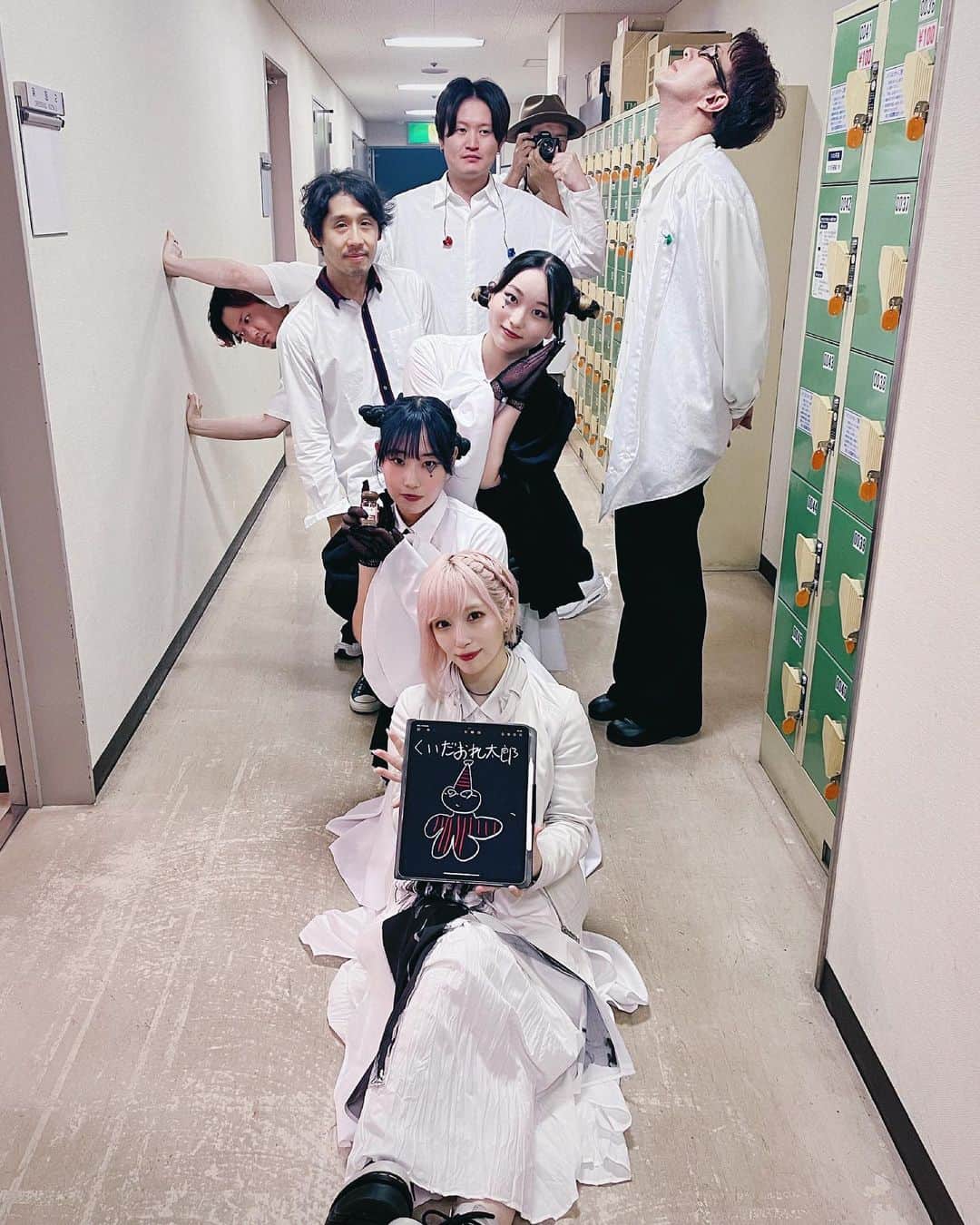 ReoNaのインスタグラム：「「ReoNa ONE-MAN Concert Tour 2023 “HUMAN”」@大阪国際交流センター 大ホール 終演…🐾  HUMANツアーもあっという間に折り返し…。 会場を満たす熱気…。 素敵な響きのホールで“一対一”お届けしました。 楽しんでいただけましたか…？  ありがとうございました…🍛  Manipulator 加藤大地 Band master&Keyboard 荒幡亮平 Bass 二村学 Guitar&camera 山口隆志 Drums 佐治 宣英  Shadow Dancers ヒナ、せりあ  #HUMAN_Tour」