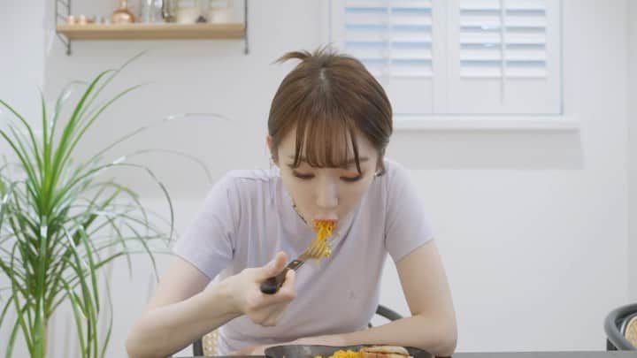 カン・ミンギョン のインスタグラム：「비두 오구 집에 있는 사람? 바지런히 챙겨 먹은 일주일 아침 식단 브이로그 보러 오세효 🏡🫧」