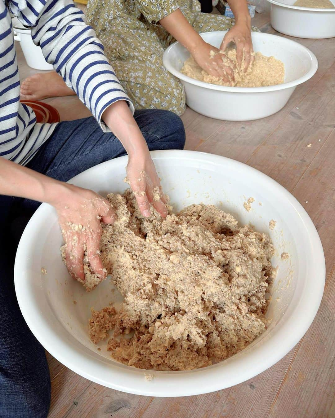 末吉里花さんのインスタグラム写真 - (末吉里花Instagram)「味噌は自分で作るのが一番良い☺️そして一番美味しい☺️手前味噌ですが。  毎回味噌ワークショップを開いてくださる @serendipitykamakurajapan 千鶴さんに感謝。 ここで作る味噌は市販のと比べると、圧倒的に麹の量が多くて、超贅沢味噌です。  前に作った米味噌がちょうど良い感じに熟成したので取り上げて、今回は麦味噌を作りました！麦は夏の身体の熱をとってくれるらしいです。  取り上げた米味噌は本当にフレッシュで、酵素が生きてる味がします。塩もギリギリまで減らしているので、お味噌汁をはじめ、野菜にもたくさんつけて、毎日もりもり味噌を食べています。美味しいから調子に乗って、お裾分けをたくさんしたので、だんだんなくなってきた笑　 自分で作ったものをお裾分けできるって幸せな気分です☺️喜んでくれる笑顔を見るのが嬉しい。食べてくれて、ありがとう☺️  #miso #homemade #japanesefood #味噌 #手作り味噌 #手前味噌」5月28日 23時16分 - rikasueyoshi