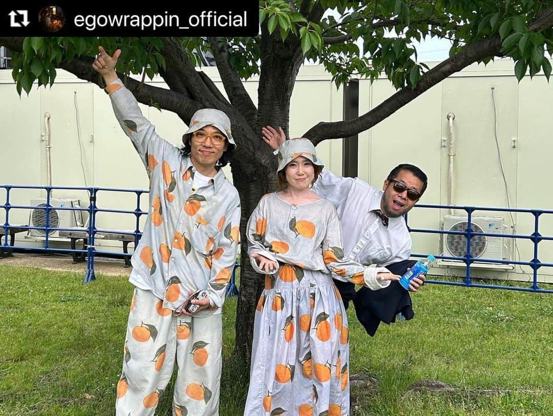 ハナレグミのインスタグラム：「. #Repost @egowrappin_official with @use.repost ・・・ 「ハナレグミ fever 中納良恵」2日目 GREENROOM FESTIVALありがとうございました！  2人の重なり合う声、TUCKERさんのリズムマシーンとエレクトーン。 この組み合わせを次いつ見れるかを楽しみにしていてください！  feverした後は東京スカパラダイスオーケストラと久々の共演。久々の「縦書きの雨」  濃密で楽しい2日間でした！ 見て頂いたみなさんありがとうございました！  来週末は頂2023 静岡で会いましょう！  #egowrappin #エゴラッピン　 #中納良恵 #ハナレグミ #tucker さん  #東京スカパラダイスオーケストラ  #スカパラ #縦書き雨  #greenroomfestival  @greenroomfestival   #頂フェス  @itadaki_festival」