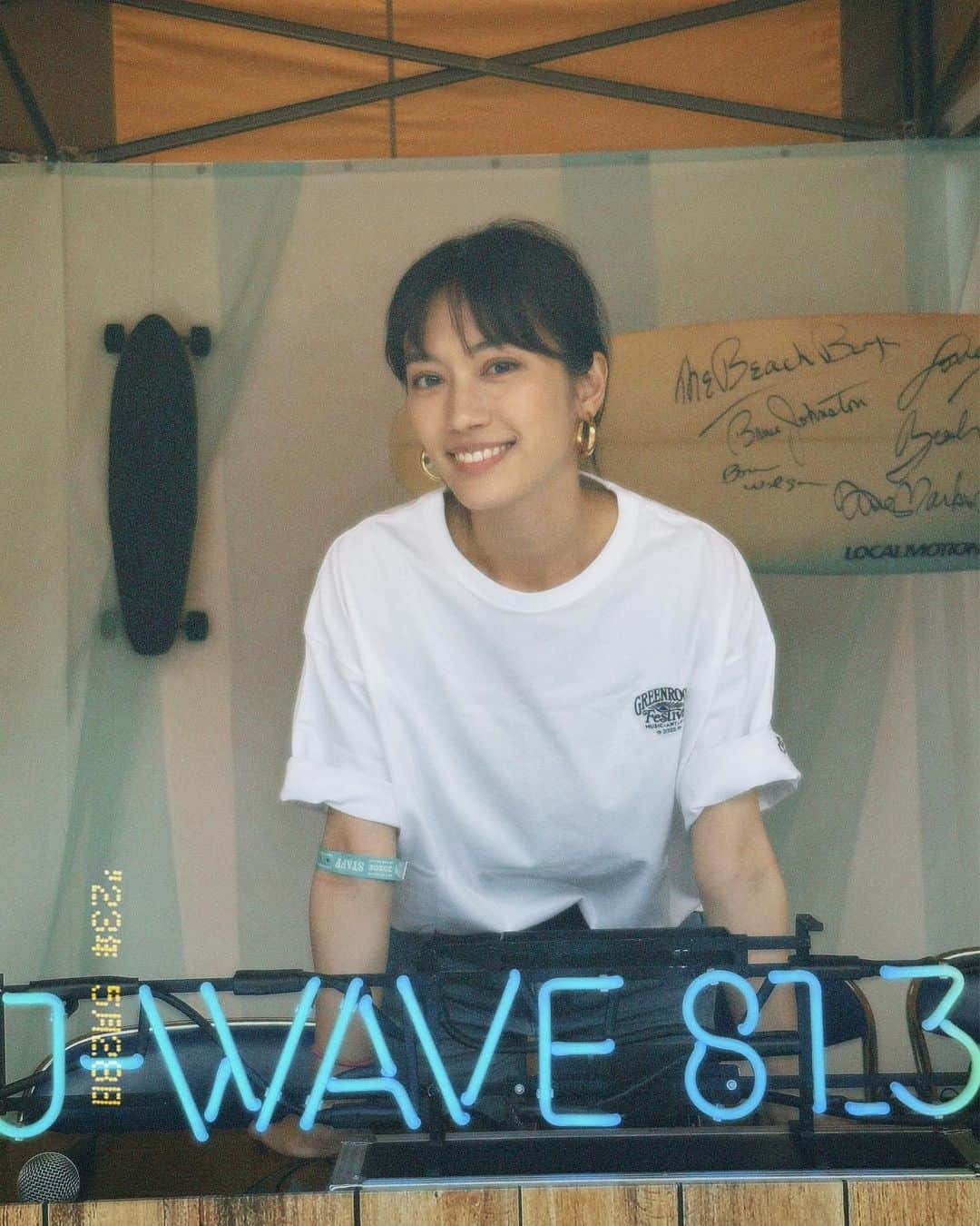 甲斐まりかさんのインスタグラム写真 - (甲斐まりかInstagram)「GREENROOM FESTIVAL ‘23🏄‍♀️🌿  J-WAVEブースにお集まり頂きありがとうございました‼︎  土曜日はSIRUPさんとリモートで繋いでお話し伺って、今日は会場で ego apartmentの皆さんをゲストにお迎えしての公開収録でした🎙 こちらは6/3の放送でオンエアされます🤫  今年も気持ちいい風と夏を感じる音楽に浸れて最高でしたね！来年もお会いしましょう💙💙  #greenroom #グリーンルーム #jwave #blue813 #パーフェクト黒ラベル #黒ラベルFES」5月28日 23時16分 - mari_ka95