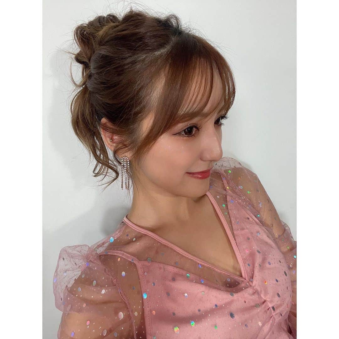 北川美麗のインスタグラム：「キラキラな衣装とお団子ヘア‪‪★」